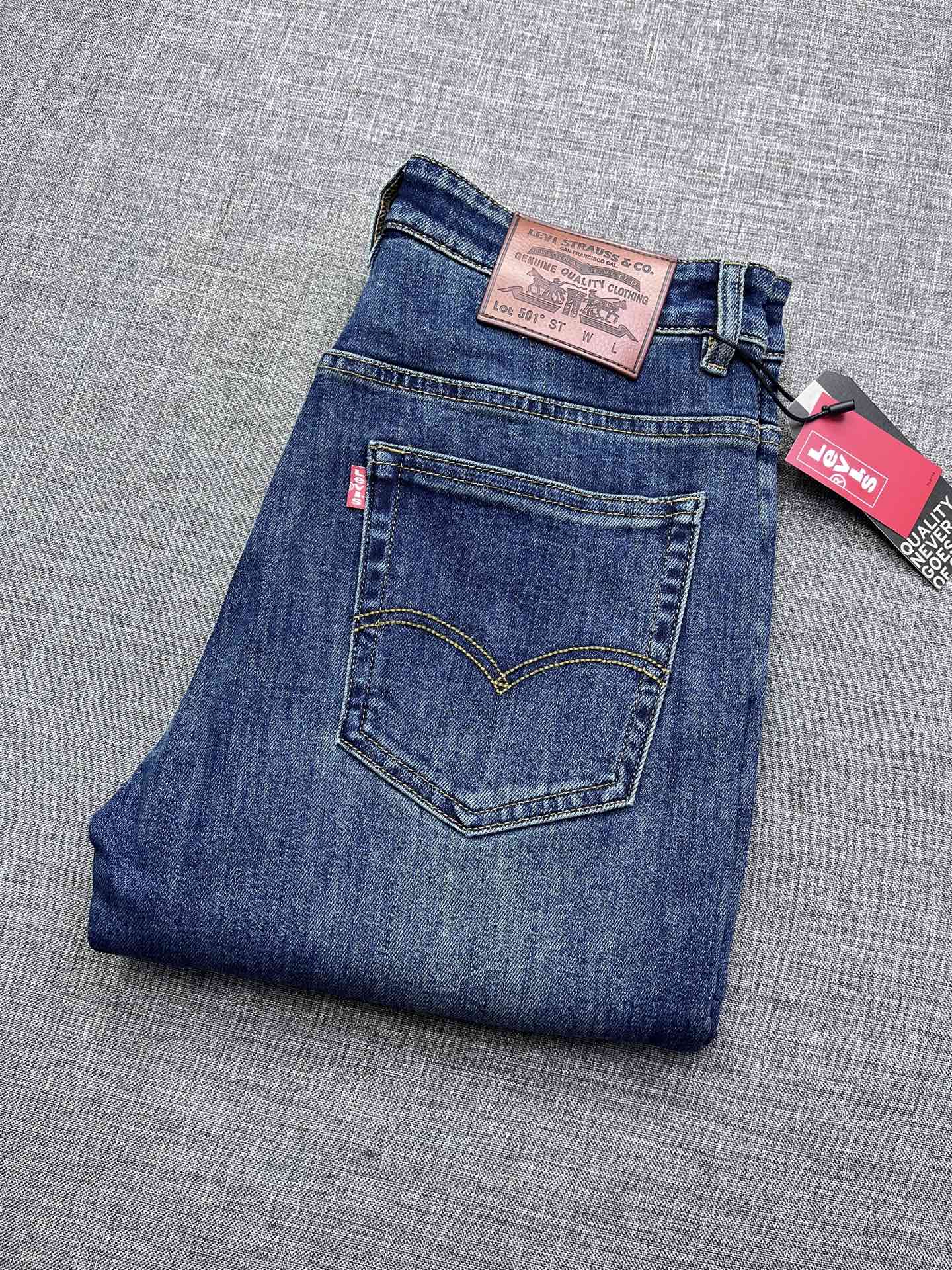 NO:600552,Lev*s Levi’s hard goods are recommended!  The latest model of the 2025 autumn and winter must-have series!  High-end customized slim-fit small straight jeans with original hardware. Perfect for daily business and leisure. The upper body effect is super correct, the three-dimensional slim fit lifts the buttocks, and the leg lines are fully highlighted. All denim cotton is supplied to customers!  It is a type of yarn-dyed cotton!  The texture is tight and delicate, the upper body is very comfortable and stylish, and it is extremely practical and versatile, so it is worth buying!  Old customers must receive recommendations!  !  Size 29-38,,jeans,alexander wang19860909Lev*s 李维斯硬货推荐！2025秋冬季必备系列最新款！高端订制修身小直筒牛仔裤 原版五金 日常商务休闲都完全适用的款,上身效果超正,立体修身提臀,腿部线条完全得到彰显,全客供的丹宁布棉！属于色织棉的类型！纹理紧致细腻,上身非常舒适有型,而且极为实穿百搭,非常值得入手！老客户必收推荐！！尺码29-38,,jeans,alexander wang,Men's clothing
