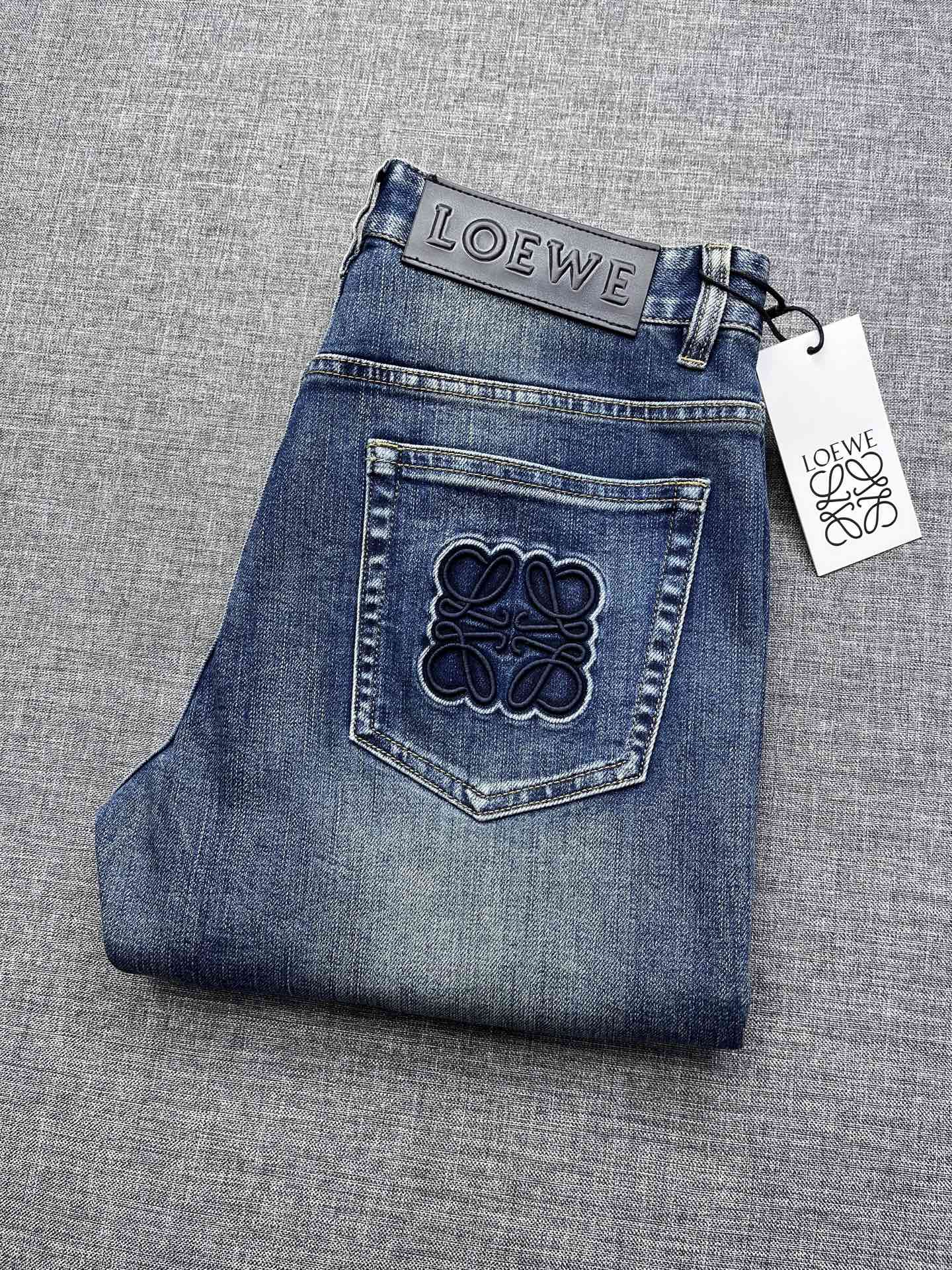 NO:600554,LOEWE 2025 heavy limited edition denim jeans, licensed from a Hong Kong trading company, top luxury beauty, platinum-level appearance, high-end Italian origin product!  The tough and capable lines are in line with men's favorite tones, the right washing process, the retro tone is particularly full, and it is quite personalized. It highlights the uninhibited and wild side of denim, and also demonstrates its own craftsmanship charm, with a strong sense of quality!  Heavy Japanese-made denim fabric, heavily washed and stone-polished, the texture becomes extremely beautiful and durable, the details are exquisite, and the accessories are all supplied by foreign customers. The leather tag is very beautiful after the innovation. Although it is low-key, it effectively flaunts the brand's identity and image. It is a soul-like existence and highlights the brand's strict requirements for details!  The tailoring is first-class and has excellent butt lift and slimming effect. It can be matched with any top in the wardrobe. It has wide compatibility and can be used for business, commuting and leisure. It is suitable for various daily wears and has a full upper body style!  Size 29-38,,loewe,loewe,jeans,alexander wang19860909LOEWE 罗意威2025重磅限量丹宁牛仔裤,香港贸易公司洋行货,顶级奢侈翘楚尤物,白金级品相,高端意大利原产出品！硬朗干练的线条,符合男性最为心头好的色调,恰到好处的水洗工艺,复古的腔调特别足,颇具个性色彩,凸显了丹宁不羁与野性的一面,亦彰显了本身的工艺魅力,品质感极强！重磅日本制丹宁面料,重度水洗石磨处理,肌理变的极为出色耐看,细节匠心考究,辅料皆为外商客供,皮牌经过革新后异常好看,虽低调但有力标榜了品牌身份形象,属于灵魂式的存在,彰显了品牌对于细节的苛刻要求！版型剪裁一流,提臀修身显瘦效果极佳,可横扫衣橱任何的上装搭配,兼容性广泛,商务通勤休闲兼备,满足于日常各种穿搭,上身型款十足！尺码29-38,,loewe,loewe,jeans,alexander wang,Men's clothing