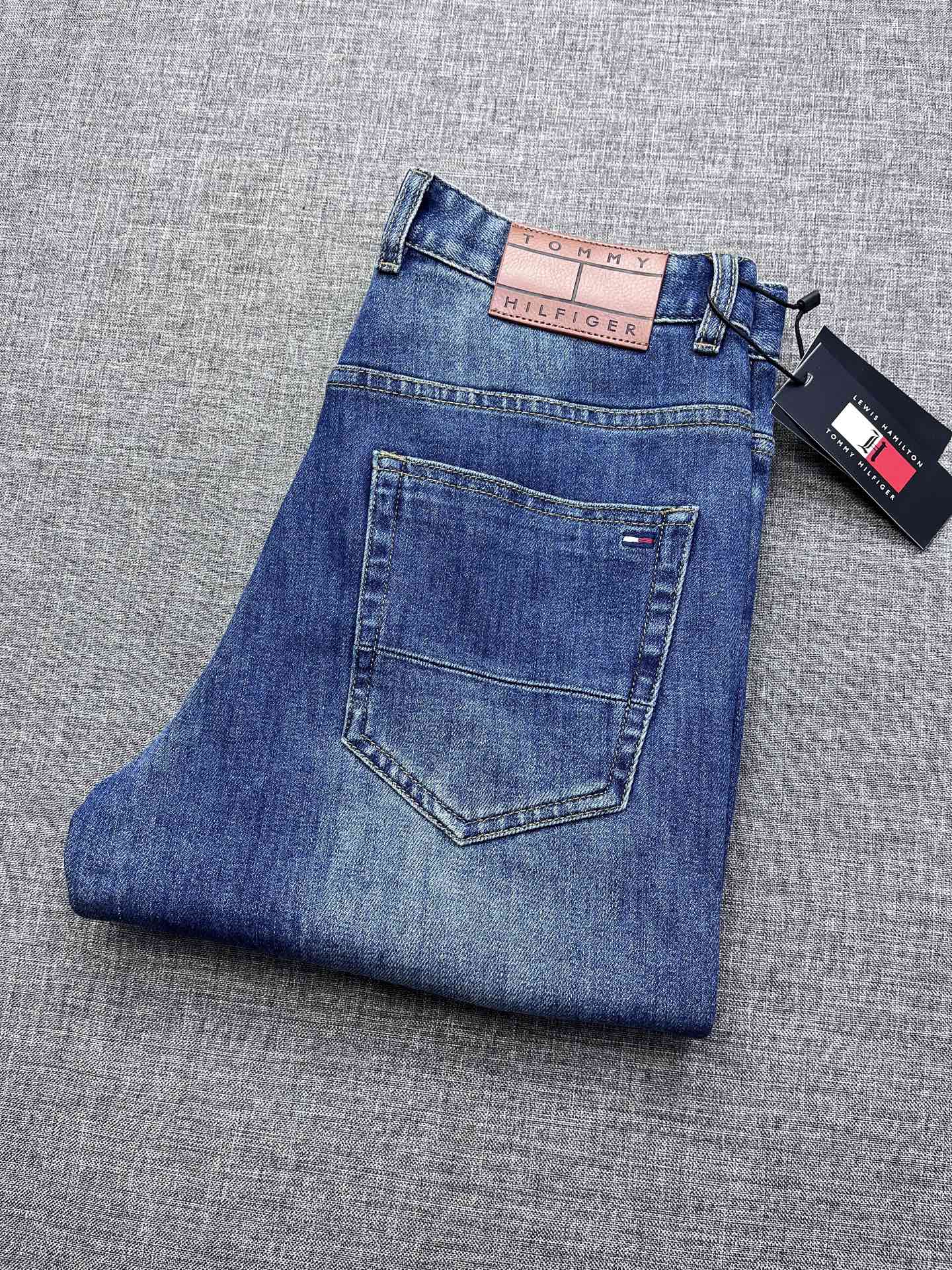 NO:600559,Tommy Men's Fashion Business Casual Denim Jeans, Platinum Level Products for Authentic Channel Orders!  New products for autumn and winter, official albums and posters to wear!  High-grade denim raw-color fabrics are supplied by customers, using heavy-duty environmentally friendly plant enzyme washing technology. The texture has a light retro color, which is quite beautiful, and is very consistent with the color matching of spring and summer. The fabric is soft and delicate after washing, but has a strong sense of bones and a slight stretch, providing an excellent comfortable experience. There is no damage to the whole body by any technological elements, and the purest tannin color is retained!  The details throughout the body are perfect, exquisite and sophisticated. The latest leather label on the waist highlights the brand's characteristics. The hardware accessories, leather label and wiring all reflect the craftsmanship!  The silhouette is perfectly tailored and has an excellent butt lift and slimming effect. It can be easily matched with any top in the wardrobe. It has wide compatibility and is suitable for various daily wear. The upper body is full of style!  Size 29-38,,jeans,alexander wang19860909汤米男士时装商务休闲丹宁牛仔裤,渠道正品订单重磅白金级臻品！秋冬新品,官宣画册海报穿搭款！ 客供高级丹宁原色面料,重磅环保植物酵素水洗工艺,肌理有着淡淡的复古色彩,相当漂亮,极符合春夏的配色,面料经过水洗后柔软细腻,但筋骨感极强,且略带弹力,提供了绝佳的舒适体验,通身无任何工艺元素破坏,保留了最纯粹的丹宁本色！通身细节完美如斯,精湛且考究,最新的腰部皮标彰显了品牌特质,五金配件、皮标、走线无不体现出匠心工艺！版型剪裁完美,提臀修身效果绝佳,可轻松横扫衣橱任何的上装搭配,兼容性广泛,满足于日常各种穿搭,上身型款十足！尺码29-38,,jeans,alexander wang,Men's clothing