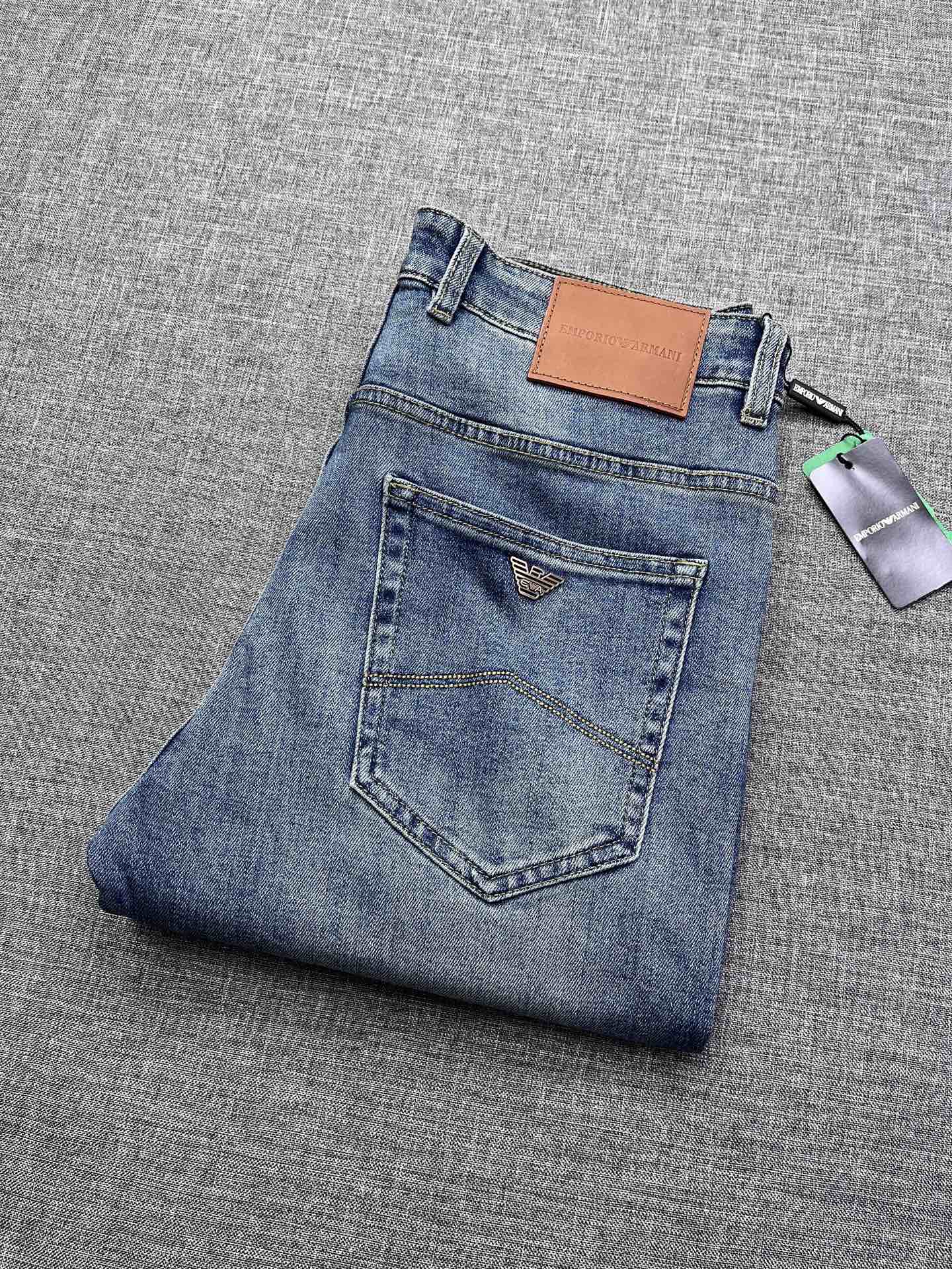 NO:600557,EA Armani men's jeans, sold through trading company channels, high-end heavyweight authentic products, first-class quality, extremely rare in the industry, a very representative classic SKINNY  FIT slim tailoring series, the shape is awesome, the washing is very good, the style is retained, the flying eagle logo, the details are rich, the moderate whitening process, the highly compatible color matching, the high-grade imported African denim fabric subverts the perception of traditional denim fabrics, the touch is soft and comfortable, and those who control fabrics and quality will get the best!  Size 29-38,,armani,jeans,alexander wang19860909EA 阿玛尼男士牛仔裤,贸易公司渠道货,高端重磅级代工真品,品相一流,业界极为罕见的牛掰货,极具代表性的经典SKINNY FIT修身剪裁系列,版型超赞,水洗非常出彩,风格持续保留,飞鹰logo,细节方面各自丰富发挥,适度的磨白工艺处理,兼容性极高的配色,高级进口非洲特制丹宁面料,颠覆对传统丹宁面料的认知,触感柔软舒适,于面料控和品质控者必收极品！尺码29-38,,armani,jeans,alexander wang,Men's clothing