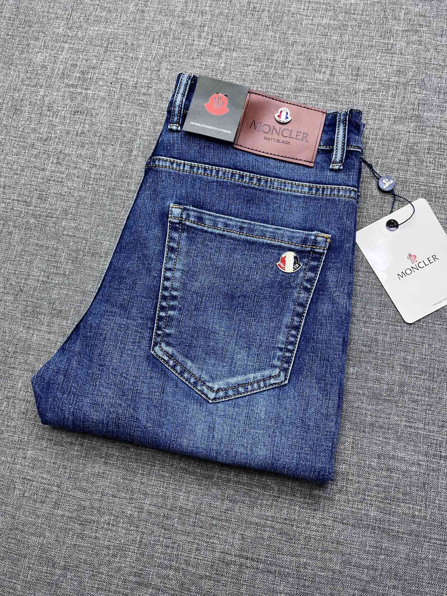 NO:728764,Support replacement after the year!  Monc..25 new men's series wide-leg trousers and jeans, the main line of high-end ready-to-wear, super versatile!  Strong and capable lines, in line with men's favorite tones, very pure saturation, casual fashion, and a particularly retro accent. This type of item is invincible in terms of matching, and it interprets the versatility in place!  The classic Slim Fit series, the most representative evergreen type, is an official series that must be promoted every season. The design perfectly inherits and continues the design tone of the M family. It is simple and simple. There is no cumbersome embellishment in the whole body, and it is clean without any additional craftsmanship. It well maintains the genes and essence of the tannin itself. The black leather label embossed brand icon on the back waist is quite charming, effectively flaunting the brand identity, and is a symbol of quality!  The heavyweight denim fabric supplied by the customer is made in Japan. The texture is soft and hard, with a moderate texture and strong bones. It has high elasticity and is extremely comfortable for the upper body. The details are exquisite and elegant. The version is first-class. The upper body style is perfect. It is a perfect match for spring!  Size 29-38,,Moncler,jeans,19860909支持年后退换！ Monc蒙口..25年新款男士系列阔腿长裤牛仔裤,高端成衣主线,超级百搭！硬朗干练的线条,符合男性最为心头好的色调,非常纯粹的饱和度休闲时尚,复古的腔调特别足,这样类型的单品在搭配上所向无敌,把百搭阐释到位！ 经典Slim Fit系列,最具代表性的常青类型,官方每季必主推的系列,设计方面完美继承和延续了M家的设计基调,以简示人,通体没有任何繁琐的点缀修饰,干净到无任何工艺附加,很好的保持了丹宁本身的基因和精髓,后腰部的黑色皮标压花品牌图标颇具韵味,有力标榜了品牌身份,属于品质的象征！ 客供日本制重磅丹宁面料,质地软硬适中筋骨感十足,高弹力,上身极致舒适,细节之处精致考究,版型一流,上身型款满分,春季的搭配神品级！尺码29-38,,Moncler,jeans,,Men's clothing