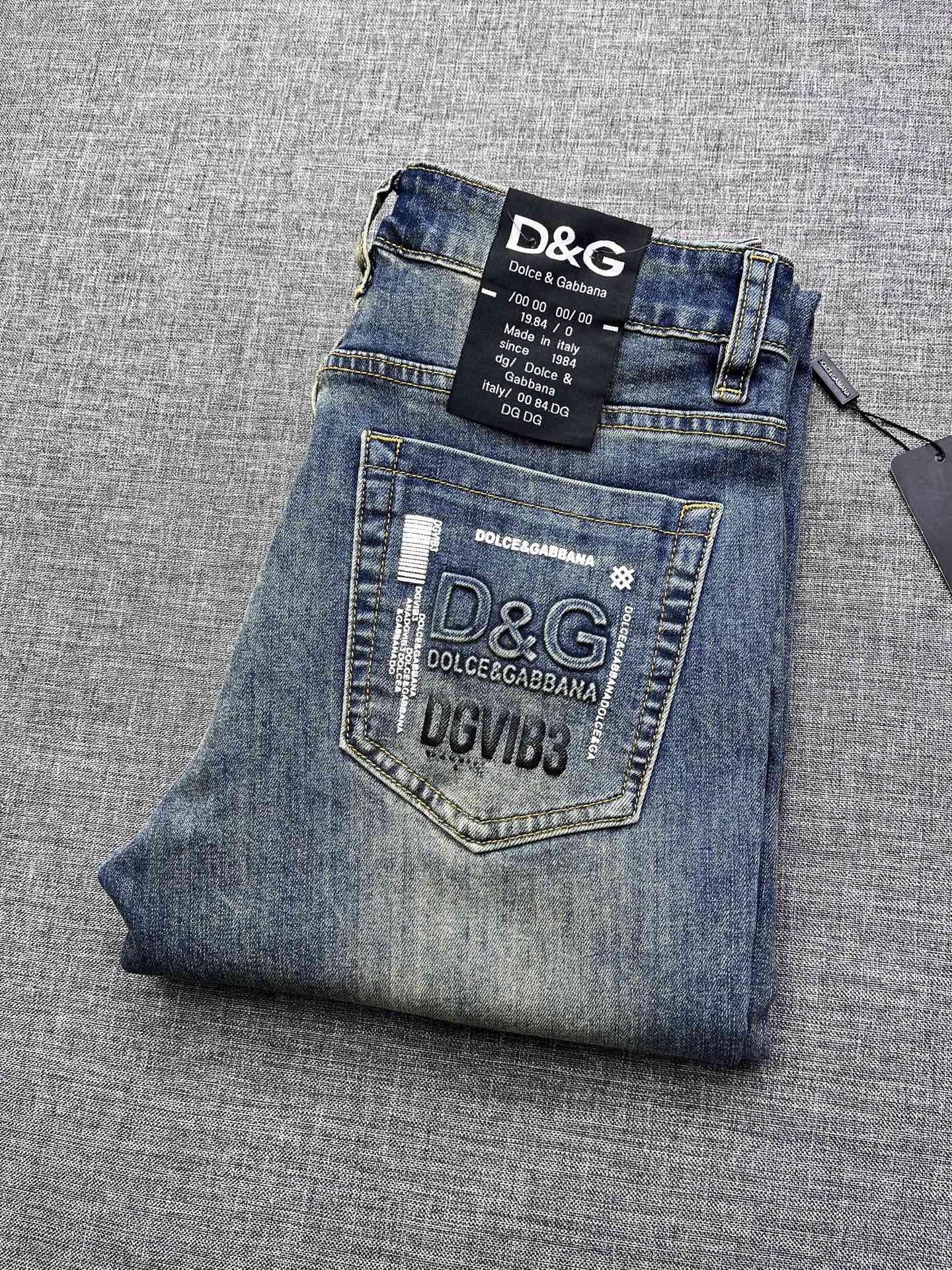 NO:728770,Support replacement after the year!  DOLCE&GABBANA Dolce & Gabbana dg2025 new jeans  The three-dimensional tailoring is perfect for shaping. The fabric is comfortable, soft and can be matched casually. Comfort represents its interpretation of fashion and leisure. It is DG's consistent style. Every detail reflects the brand's pursuit of quality. It has a bit of a hedonist and pays great attention to details. It likes everything that is not formulaic and pursues freedom. The Du family's style is very unique and entrepreneurial.  At the beginning, it insisted on making its own patterns, tailoring, samples, decorative accessories and all clothing, and only used non-professional models to walk the show. It was quite unique for the fashion industry at that time that paid attention to ostentation. Sizes 29-38, Dolce&Gabbana, Dolce&Gabbana, jeans,19860909支持年后退换！ DOLCE&GABBANA 杜嘉班纳 dg2025新款牛仔裤 立体剪裁完美塑形面料质舒适柔软随意搭配、舒适代表它对时尚休闲的诠释是DG一贯作风细节处体现这个品牌对品质的追求,带点享乐主义者的味道,非常注重细节,喜欢一切非公式化的东西,追求自由杜家的作风非常独特,创业之初坚持自己制版、裁缝、样品和装饰配件及所有服装,还只任用非职业模特儿走秀,对于当时讲究排场的时装界,是相当独树一格的.尺码29-38,,Dolce&Gabbana,Dolce&Gabbana,jeans,,Men's clothing