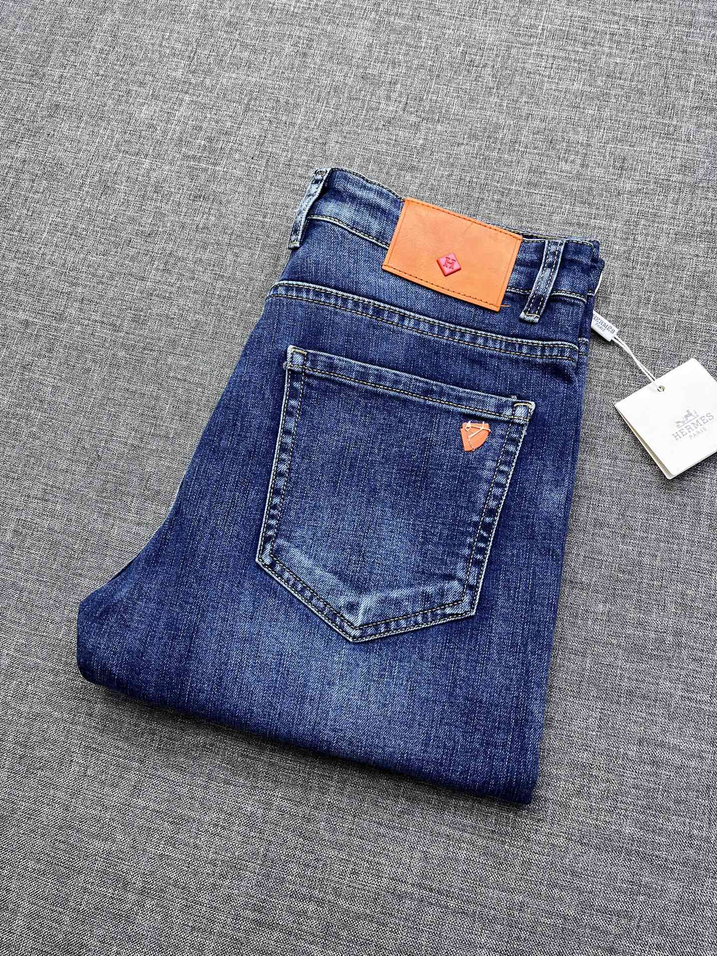 NO:728786,Support replacement after the year!  H Hermès 2025 men's denim jeans, the world's top luxury men's wear, are representatives of Italian luxury art. They are the royal brand of famous aristocrats and upper class society. They are born for luxury and have the name of Rolls-Royce in the fashion industry. Its level of luxury subverts imagination, and the properties and specifications of the fabric subvert the convention. The materials used are quite luxurious and sophisticated. The raw materials are sourced from Italian ready-made denim fabrics, heavyweight 14oz.  ounces of denim fabric, top-notch washing technology, the fabric has been perfectly transformed and sublimated, becoming extremely soft and delicate, but with a strong sense of bones and superior elasticity, providing an excellent comfortable experience. It is treated with heavy washing and distressing technology, and has a unique retro style, which is quite outstanding. The light color tone is very suitable for spring and summer, and it is highly mixable!  The metal accessories on the trousers have an unparalleled sense of luxury, and the cutting is first-rate. They can be matched with any top in the wardrobe. They have wide compatibility, can be used for business, commuting and leisure. They are suitable for various daily wears. The upper body is full of style. If you control the fabric and quality, this is a must-have pair of trousers!  Size 29-38,,hermes,jeans,19860909支持年后退换！ H爱马仕2025男士丹宁牛仔裤,世界顶级奢侈男装,属于意大利奢华艺术的代表,属于名门贵族与上流社会的御用品牌,为华丽而生,拥有着时装界的劳斯莱斯名号,其奢侈程度颠覆想象,面料之属性及规格颠覆常规,用料相当奢华考究,原料来源于意大利成衣丹宁面料,重磅14oz 盎司牛仔布料,顶级一流水洗工艺,面料得到完美蜕变和升华,变得极为柔软细腻,但筋骨感极强,自带优越的弹力,提供了绝佳的舒适体验,重工水洗做旧工艺处理,有着独特的复古风格,相当出彩,浅色系的色调非常符合春夏季的搭配,混搭性极高！裤身上面的金属辅件奢华感无敌,版型剪裁一流,可横扫衣橱任何的上装搭配,兼容性广泛,商务通勤休闲兼备,满足于日常各种穿搭,上身型款十足,面料控、品相控必入的一款神级裤王！尺码29-38,,hermes,jeans,,Men's clothing