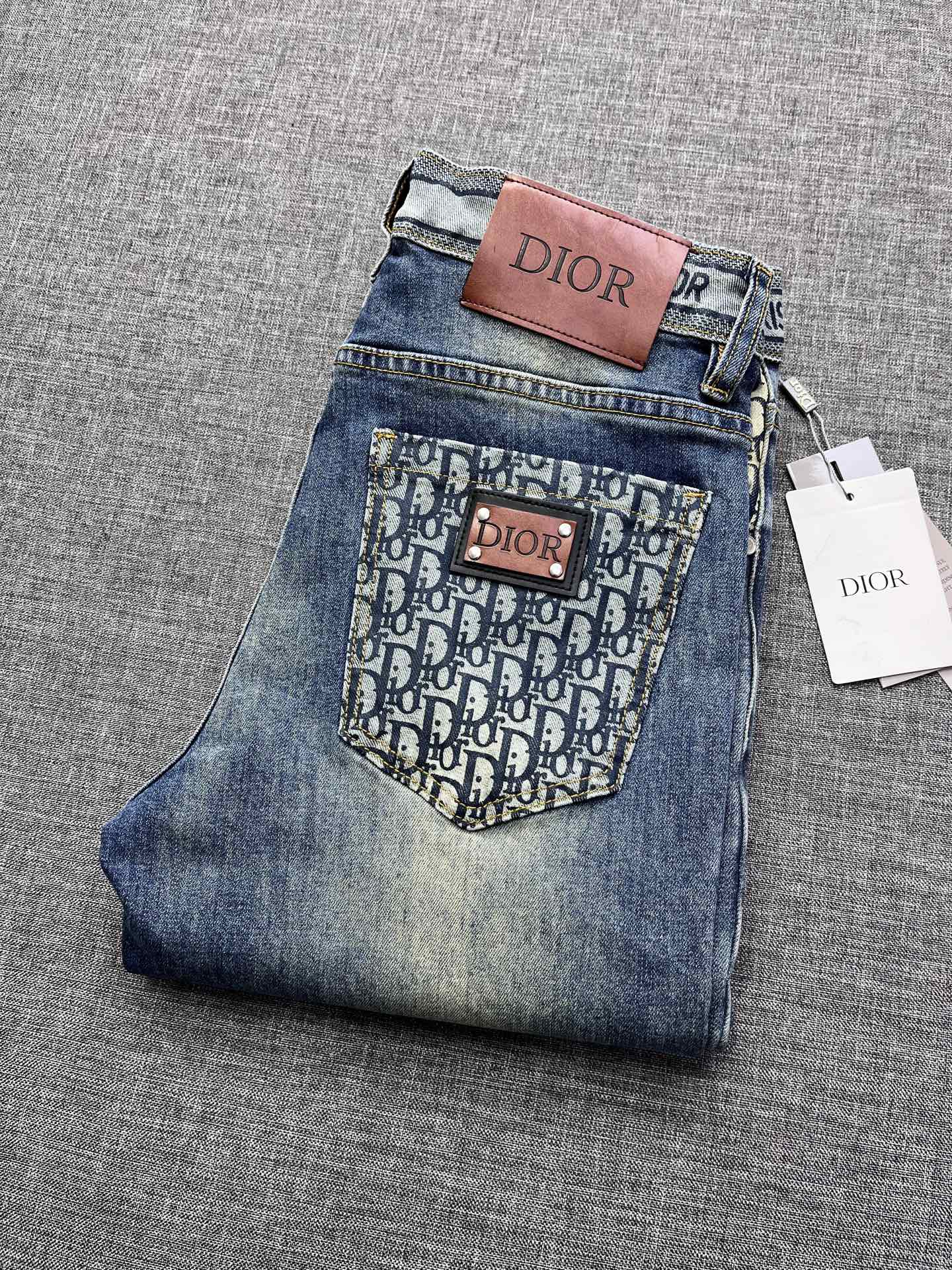 NO:728795,Support replacement after the year!  Dior's 2025 new jeans are high-end and elegant, full of fashion elements. Original jeans. A century-old luxury brand with a traditional British noble design style that has won the favor of countless people. The latest hot style. Versatile for work and commuting. It is equally luxurious and high-end no matter what the occasion. The style design is the best. It uses imported original color tannin high-elastic fabric. The color is very original. Only high costs can produce good products. The entire washing process is environmentally friendly. It is 0-irritating to human skin. The pants are stylish and comfortable.  They have the natural and casual characteristics of casual pants, perfect combination. The real thing is very beautiful, and the craftsmanship can be seen in the details, and the details can show the quality of the big brand. I think such a feature is enough to make people excited. It is a super versatile basic style that everyone has, and it is a great value for money!  Size 30-38,,dior,dior,jeans,19860909支持年后退换！ Dior 迪奥家2025新款牛仔裤 高档大气,富有时尚元素 原单牛仔裤 百年奢侈品牌,极具英国传统高贵的设计风格,赢取无数人的欢心.最新爆款 上班通勤百搭 无论什么场合穿都一样奢华高端上档次 款式设计最一流 选用进口原色丹宁高弹面料 颜色非常正原色,高成本才能出好货,整个洗水工艺都是符合环保 对人体皮肤0刺激的,裤子有型又舒服 具有休闲裤自然随性的特色,完美兼备.实物非常漂亮,细节上可见工艺用心,细节都能彰显大牌的品质感.我觉得这样一条特色足以让人心动.超百搭基本款人手一条,超值性价比！尺码30-38,,dior,dior,jeans,,Men's clothing