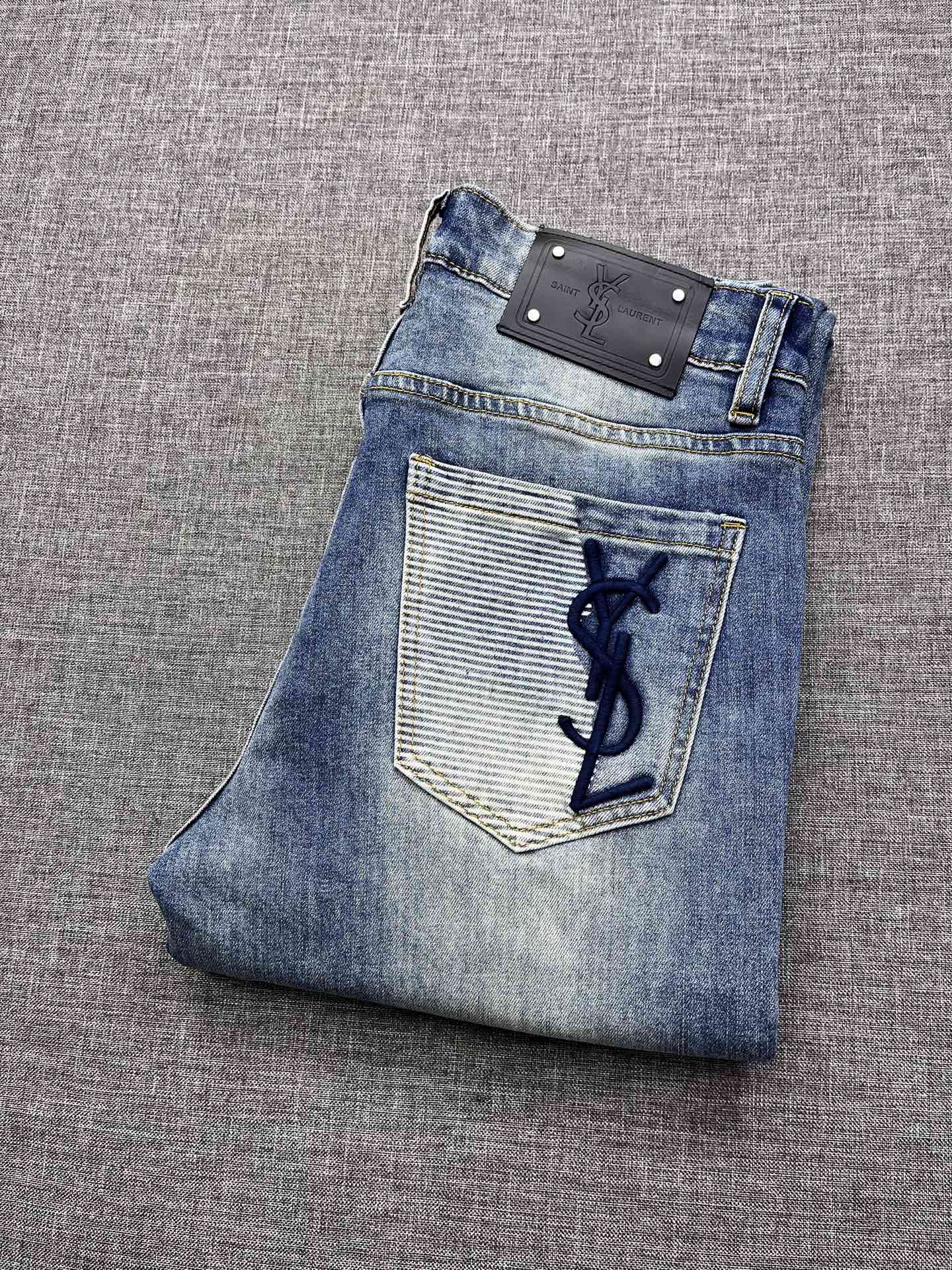 NO:728804,Support replacement after the year!  SAINT LAURENT Men's selvedge denim jeans, top quality products from trading company, pure blood quality guaranteed, G counter 6000+!  A must-have type every season, an unquestionable best-selling item. The overall style continues the tone of SLP. It incorporates a variety of craft aesthetics and is visually enriched. The dilapidated craftsmanship and washed distressing are natural, creating an uninhibited and individual style!  It is dominated by craftsmanship and fabrics, and the details are extremely outstanding. It is very ingenious. All the accessories are provided by customers. The injection of brass materials enhances the sense of quality and has a very high gold content.  The heavyweight denim fabric imported from Japan, 10.25 ounces of high-density woven cotton, and the injection of selvedge fabric inside add highlights to the whole. The selvedge fabric is a natural edge made by a specific antique loom. This detail represents the most advanced status and rank in denim fabrics. It is worth savoring. The fabric has excellent texture and scratchiness, and the washing is excellent and impeccable!  The silhouette is perfectly tailored and has excellent butt lift and slimming effect. It can be matched with any top in the wardrobe. It has wide compatibility. It is an invincible and versatile product. It is a must-have for everyone!  Size 29-38,,loro piana,saint laurent,saint laurent,jeans,19860909支持年后退换！ SAINT LAURENT 圣罗兰男士赤耳丹宁牛仔裤,贸易公司臻品货,纯血统品质保证,G柜6000+！每季必出的类型,无需质疑的热卖王牌单品,整体的风格延续了SLP的基调,通体融入了多种工艺美学,视觉方面得到丰富,破败的工艺与水洗做旧浑然天成,缔造出不羁与个性的风格！以工艺和面料为主导,细节方面极为出色,非常匠心考究,通体的辅料皆为客供,黄铜材质的注入点缀提升了品质感,含金量极高 重磅日本进口的丹宁面料,10.25盎司高密织棉,内里赤耳布的注入为整体增添亮点,赤耳是经特定的古董织布机自然而成的布边,此细节代表着牛仔面料里最高级的身份及段位,非常值得细品把玩,面料筋骨感与挺刮度优越,水洗相当出色,无可挑剔！版型剪裁完美,提臀修身显瘦效果极佳,可横扫衣橱任何的上装搭配,兼容性广泛,无敌的百搭神品,人手必备一条！尺码29-38,,loro piana,saint laurent,saint laurent,jeans,,Men's clothing