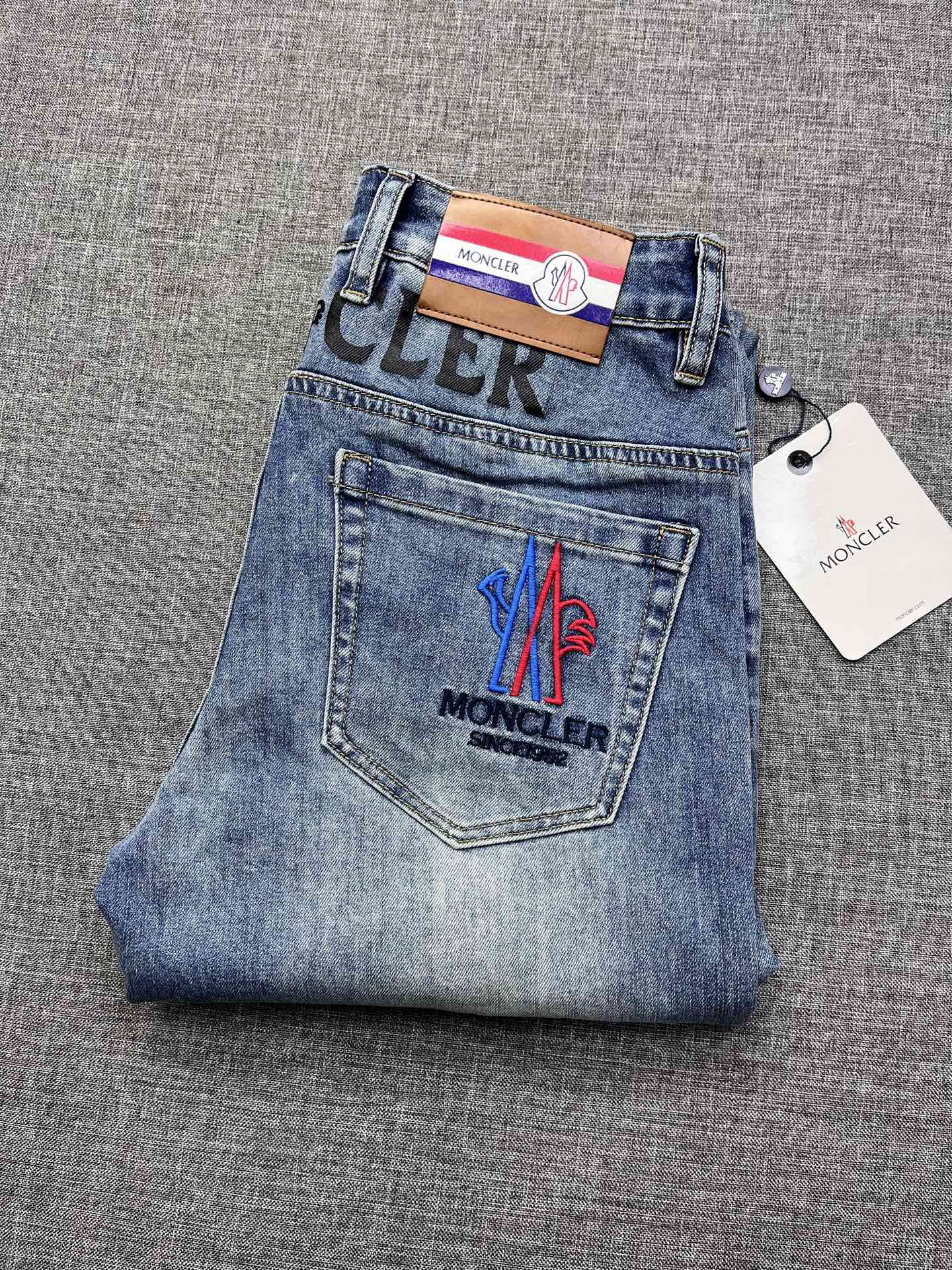 NO:728779,Support replacement after the year!  Monc..25 new men's series wide-leg trousers and jeans, the main line of high-end ready-to-wear, super versatile!  Strong and capable lines, in line with men's favorite tones, very pure saturation, casual fashion, and a particularly retro accent. This type of item is invincible in terms of matching, and it interprets the versatility in place!  The classic Slim Fit series, the most representative evergreen type, is an official series that must be promoted every season. The design perfectly inherits and continues the design tone of the M family. It is simple and simple. There is no cumbersome embellishment in the whole body, and it is clean without any additional craftsmanship. It well maintains the genes and essence of the tannin itself. The black leather label embossed brand icon on the back waist is quite charming, effectively flaunting the brand identity, and is a symbol of quality!  The heavyweight denim fabric supplied by the customer is made in Japan. The texture is soft and hard, with a moderate texture and strong bones. It has high elasticity and is extremely comfortable for the upper body. The details are exquisite and elegant. The version is first-class. The upper body style is perfect. It is a perfect match for spring!  Size 29-38,,Moncler,jeans,19860909支持年后退换！ Monc蒙口..25年新款男士系列阔腿长裤牛仔裤,高端成衣主线,超级百搭！硬朗干练的线条,符合男性最为心头好的色调,非常纯粹的饱和度休闲时尚,复古的腔调特别足,这样类型的单品在搭配上所向无敌,把百搭阐释到位！ 经典Slim Fit系列,最具代表性的常青类型,官方每季必主推的系列,设计方面完美继承和延续了M家的设计基调,以简示人,通体没有任何繁琐的点缀修饰,干净到无任何工艺附加,很好的保持了丹宁本身的基因和精髓,后腰部的黑色皮标压花品牌图标颇具韵味,有力标榜了品牌身份,属于品质的象征！ 客供日本制重磅丹宁面料,质地软硬适中筋骨感十足,高弹力,上身极致舒适,细节之处精致考究,版型一流,上身型款满分,春季的搭配神品级！尺码29-38,,Moncler,jeans,,Men's clothing