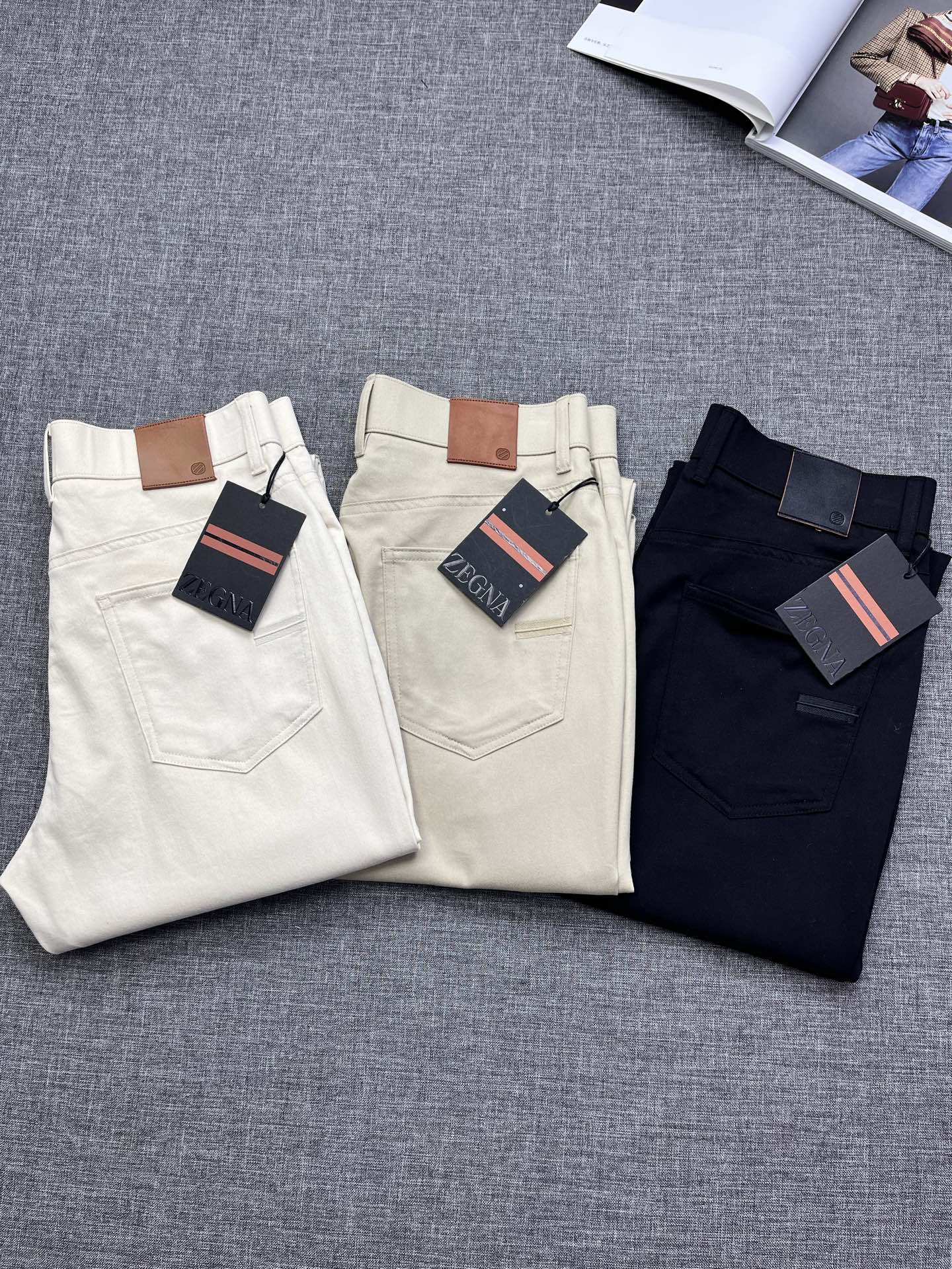 NO:845552,ZEGNA 2026 spring and summer new casual pants are clean and neatly cut, full of urban style. They are made of worsted fabric that feels soft and dry, and the upper body effect is crisp and stylish. The hardware is exquisite, and it looks very good in business casual. So many top-quality raw materials create high-end products with unparalleled value. The first choice for high-end fashion people. Sizes 29-38,,zegna,19860909ZEGNA 杰尼亚 2026春夏新款 休闲裤 干净利落剪裁,都市风十足 采用精纺面料手感软糯干爽,上身效果挺括有型.五金精致,商务休闲非常好看如此众多的顶级原料,打造出价值感无与伦比的高端产品,高端潮流时尚人士首选 尺码29-38,,zegna,,Men's clothing