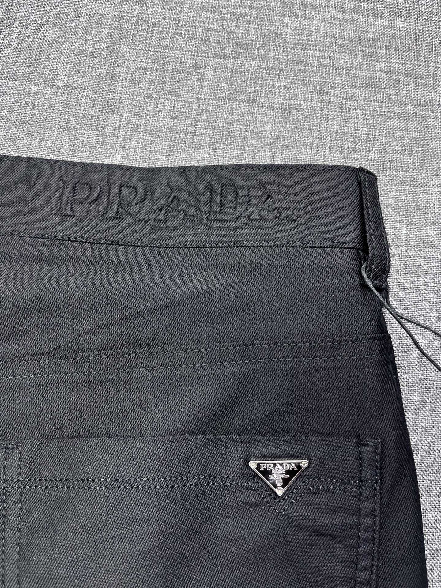 PRADA 普拉达2026春夏男士微弹商务休闲西裤，贸易公司渠道货，品相完美如斯，标签化元素完美嵌入，触