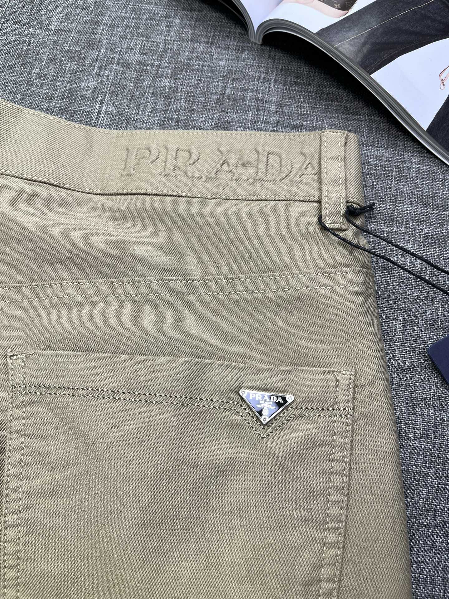 PRADA 普拉达2026春夏男士微弹商务休闲西裤，贸易公司渠道货，品相完美如斯，标签化元素完美嵌入，触