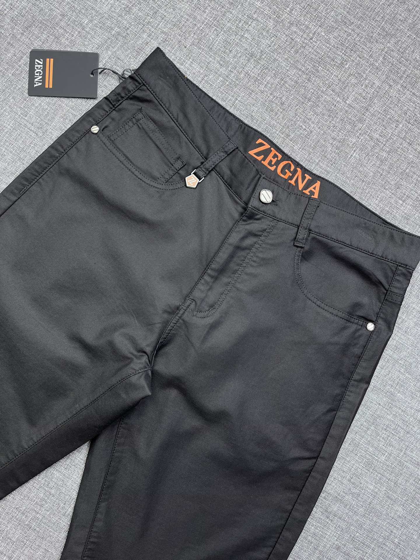 zegNA 杰尼亚 2026春夏新款休闲裤 面料微弹，设计干净利落剪裁，都市风十足 采用精纺面料手感软糯