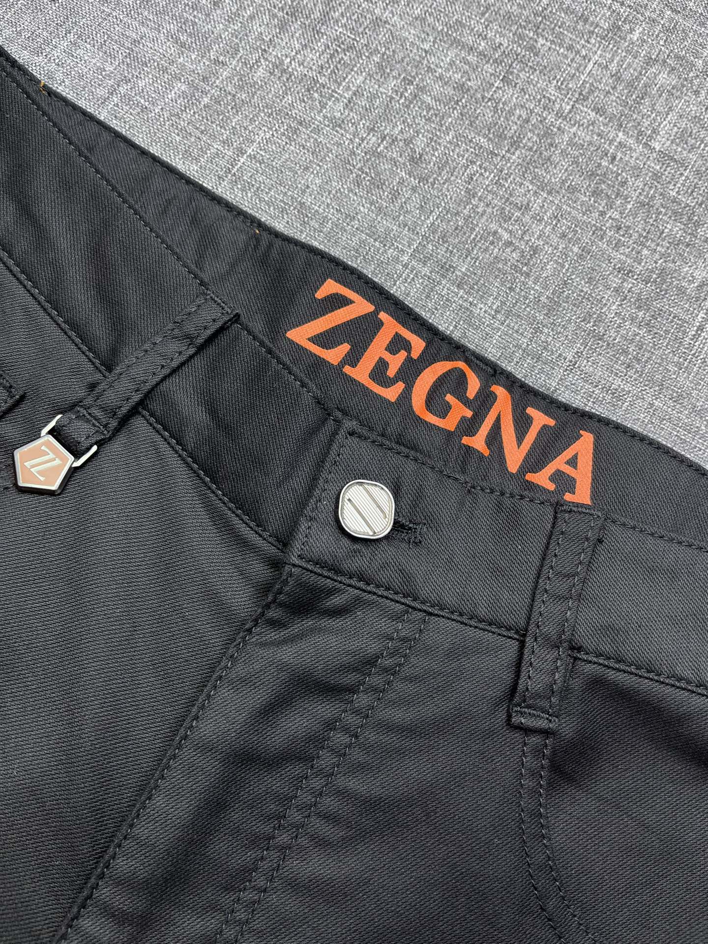 zegNA 杰尼亚 2026春夏新款休闲裤 面料微弹，设计干净利落剪裁，都市风十足 采用精纺面料手感软糯