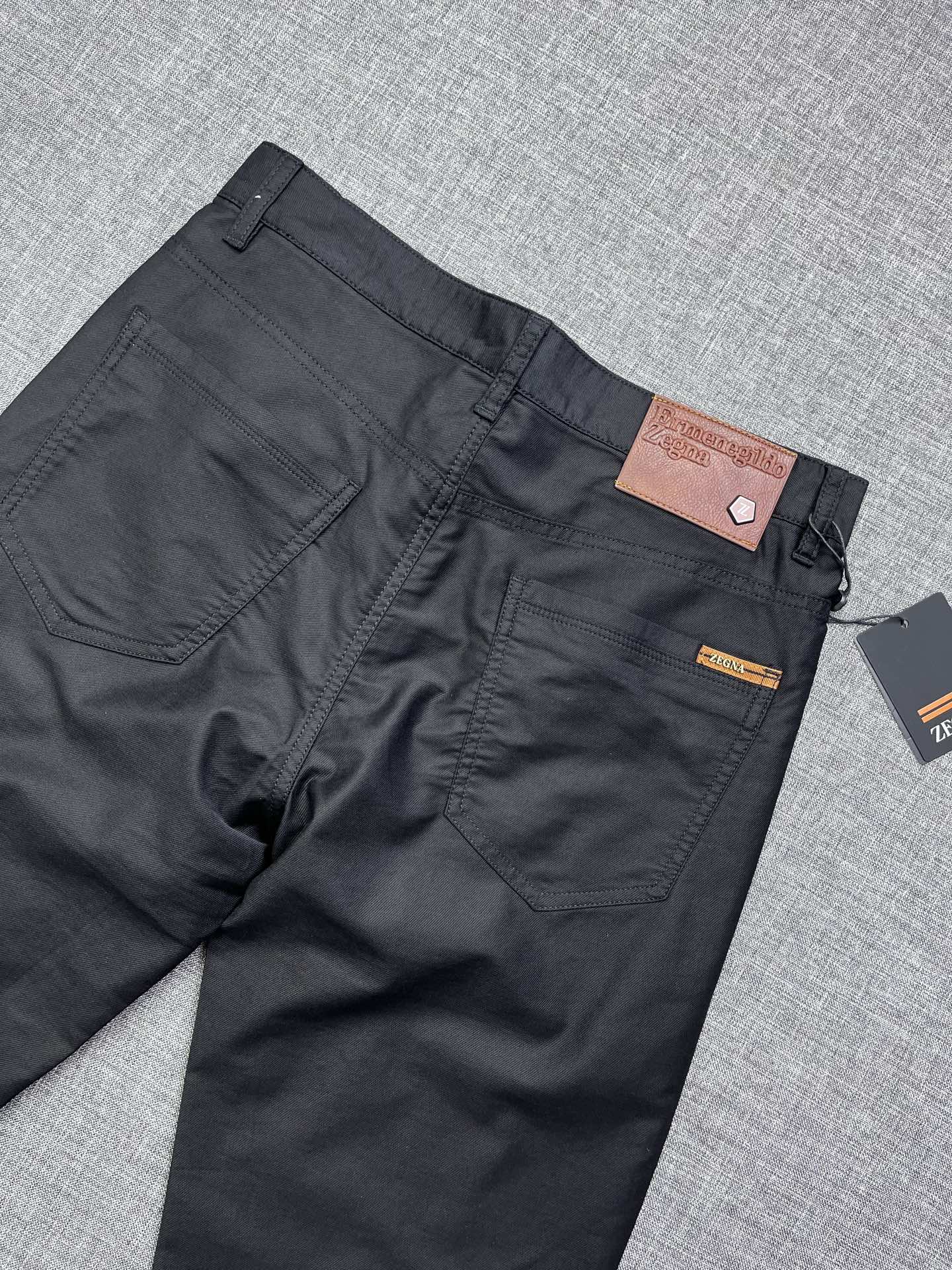 zegNA 杰尼亚 2026春夏新款休闲裤 面料微弹，设计干净利落剪裁，都市风十足 采用精纺面料手感软糯