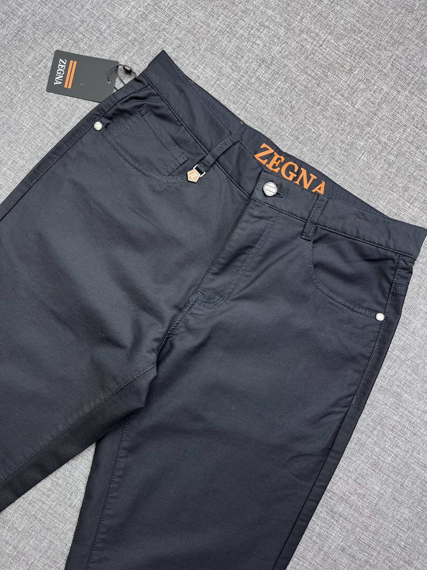 zegNA 杰尼亚 2026春夏新款休闲裤 面料微弹，设计干净利落剪裁，都市风十足 采用精纺面料手感软糯