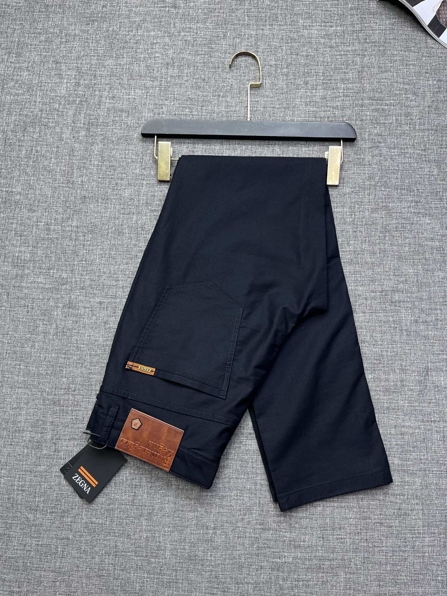 zegNA 杰尼亚 2026春夏新款休闲裤 面料微弹，设计干净利落剪裁，都市风十足 采用精纺面料手感软糯