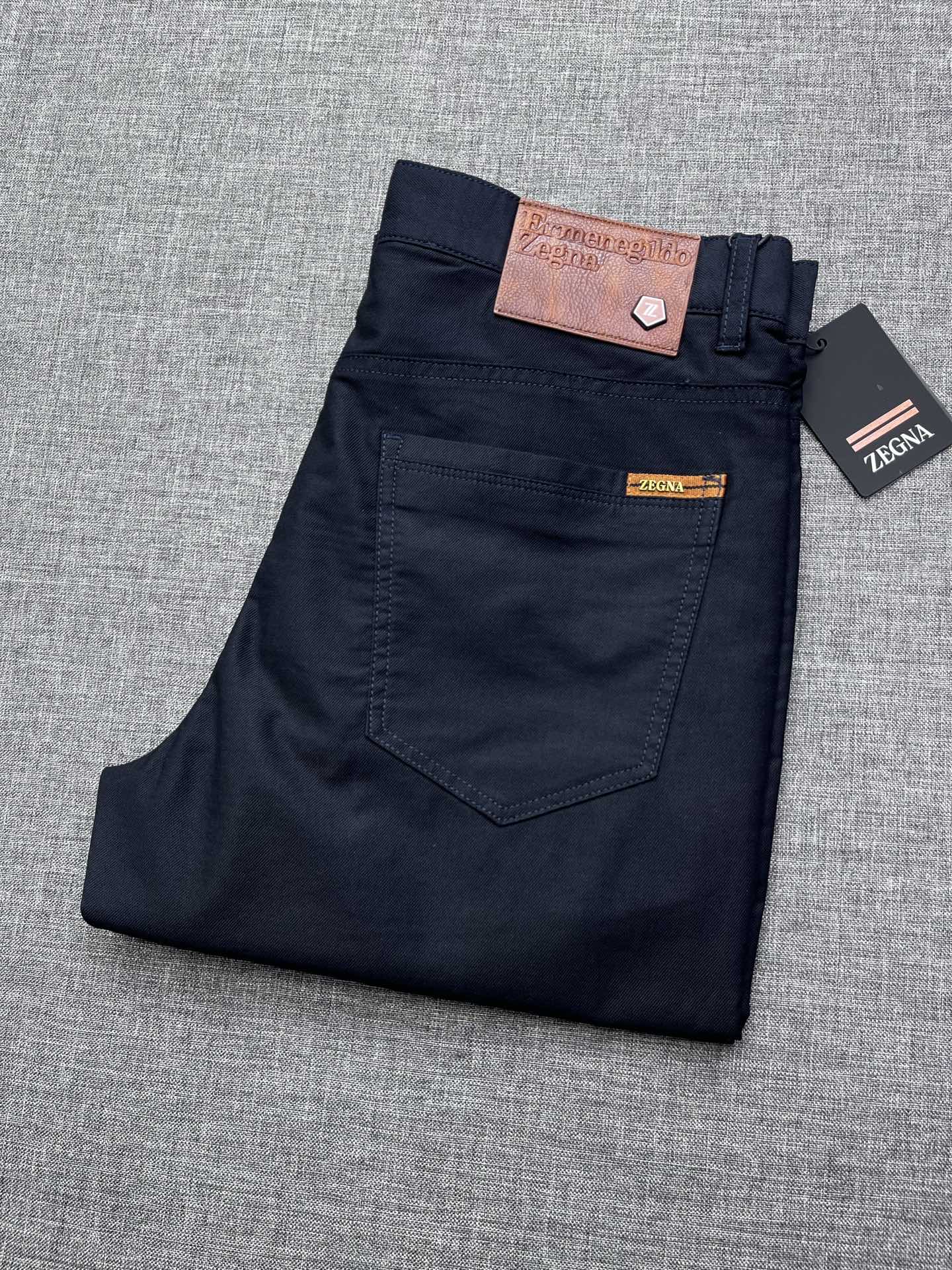 zegNA 杰尼亚 2026春夏新款休闲裤 面料微弹，设计干净利落剪裁，都市风十足 采用精纺面料手感软糯