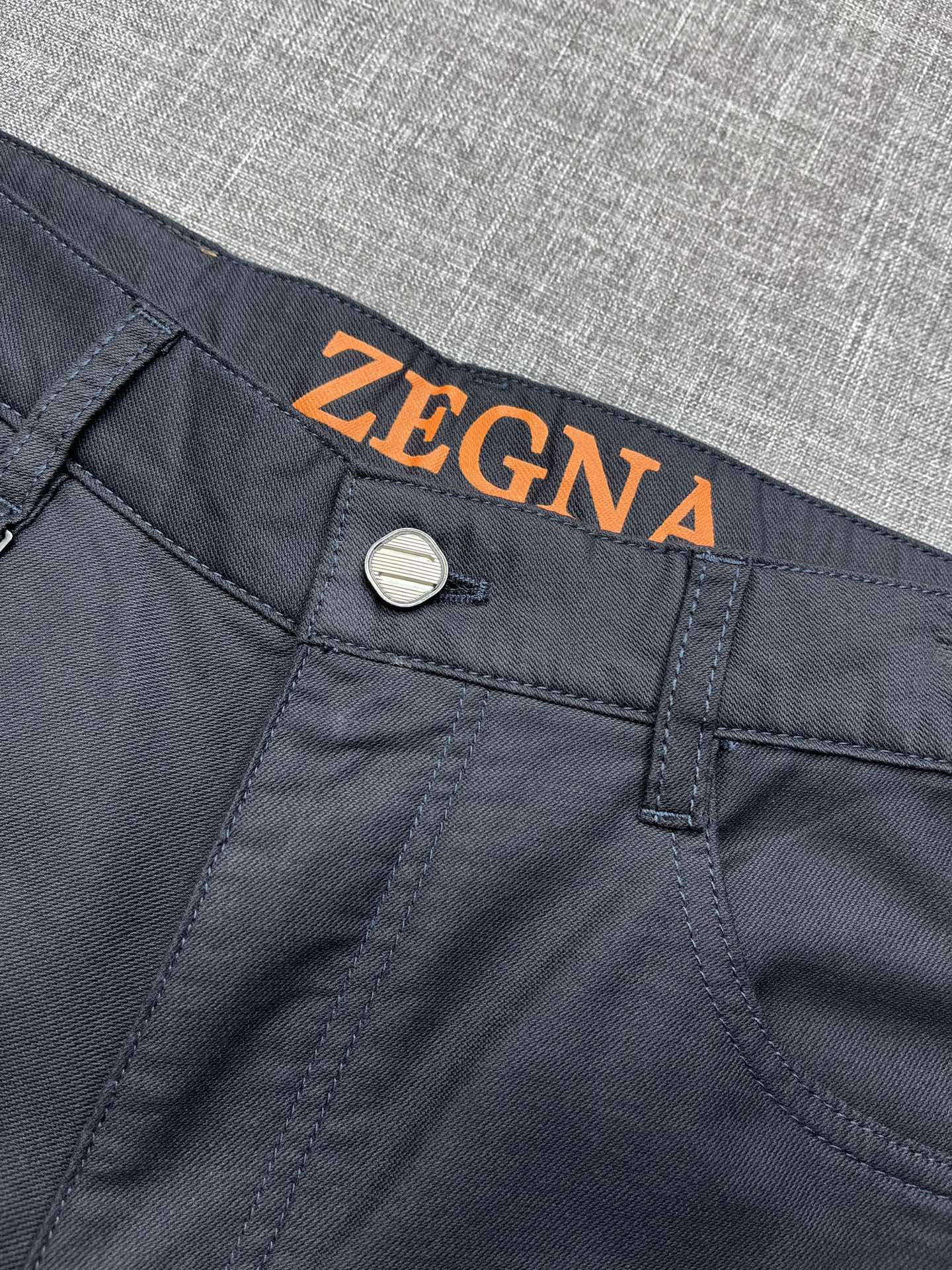 zegNA 杰尼亚 2026春夏新款休闲裤 面料微弹，设计干净利落剪裁，都市风十足 采用精纺面料手感软糯