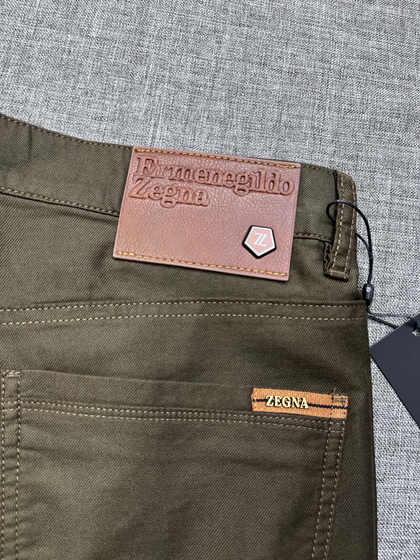 zegNA 杰尼亚 2026春夏新款休闲裤 面料微弹，设计干净利落剪裁，都市风十足 采用精纺面料手感软糯