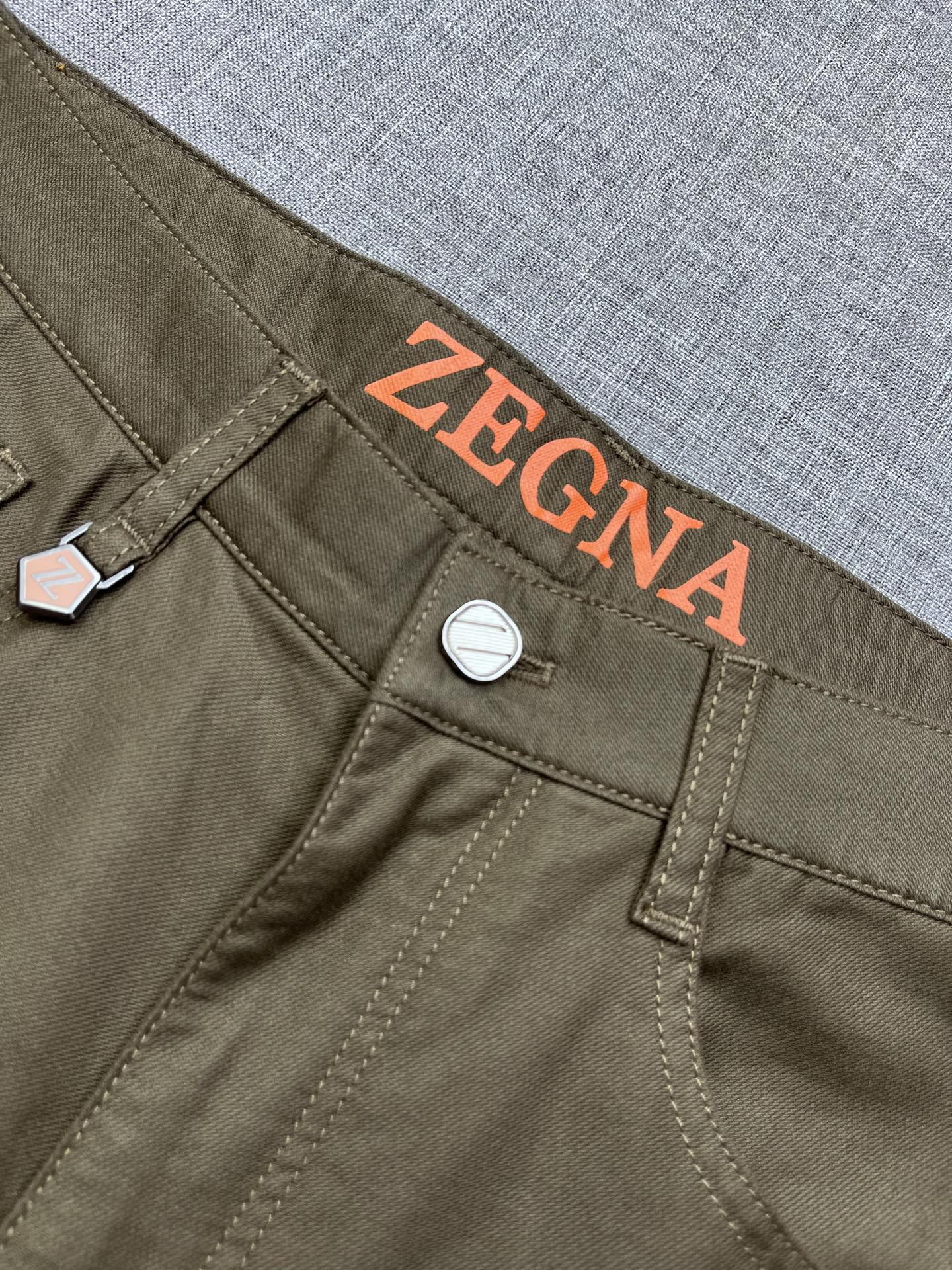 zegNA 杰尼亚 2026春夏新款休闲裤 面料微弹，设计干净利落剪裁，都市风十足 采用精纺面料手感软糯