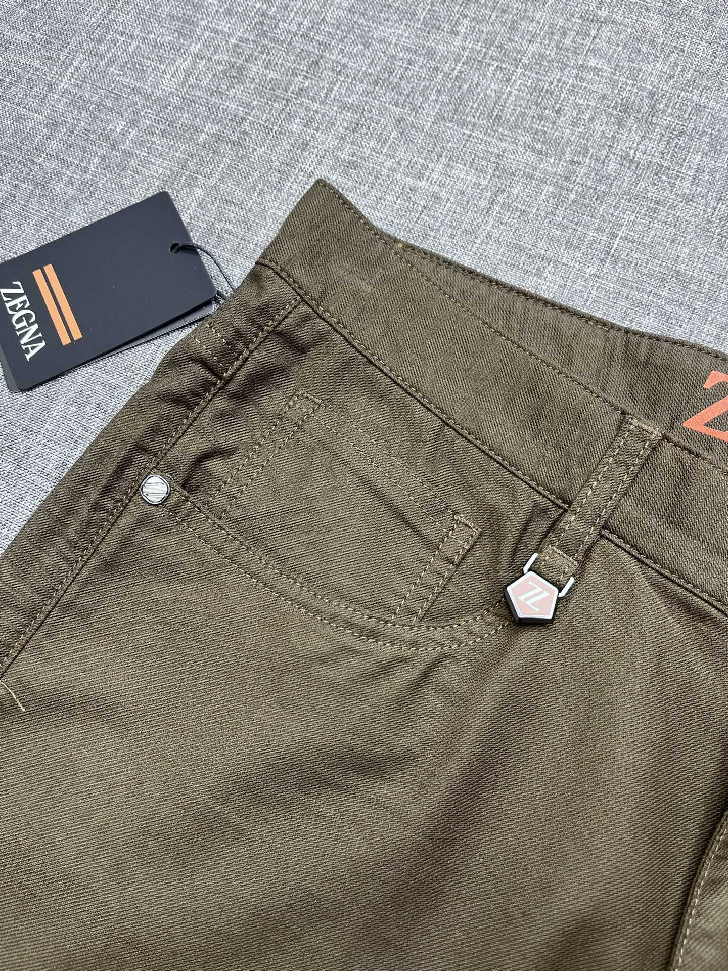 zegNA 杰尼亚 2026春夏新款休闲裤 面料微弹，设计干净利落剪裁，都市风十足 采用精纺面料手感软糯
