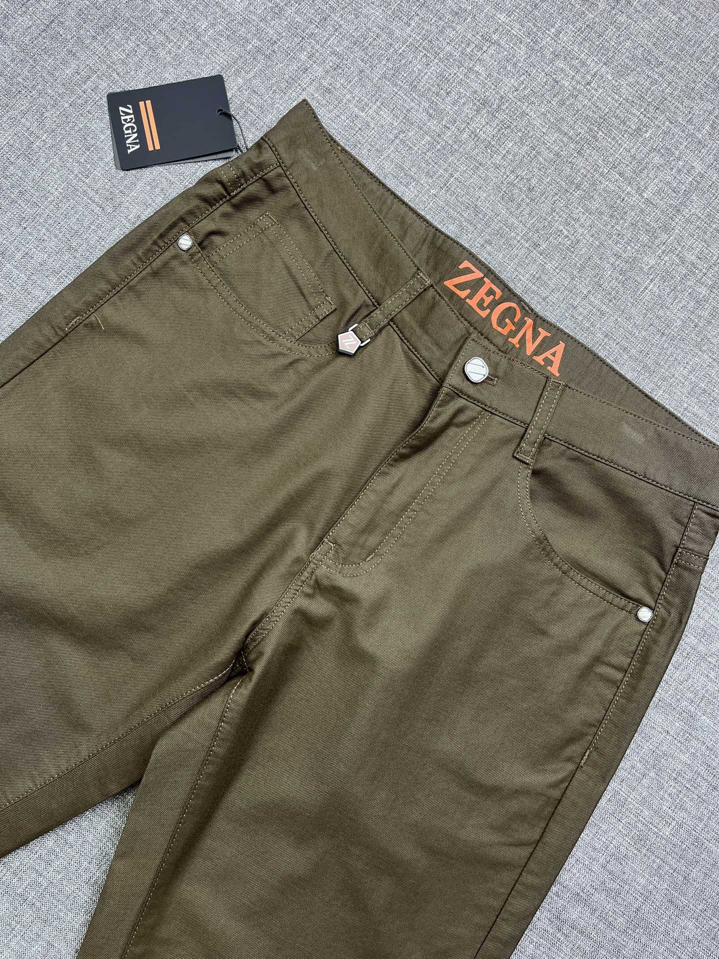 zegNA 杰尼亚 2026春夏新款休闲裤 面料微弹，设计干净利落剪裁，都市风十足 采用精纺面料手感软糯