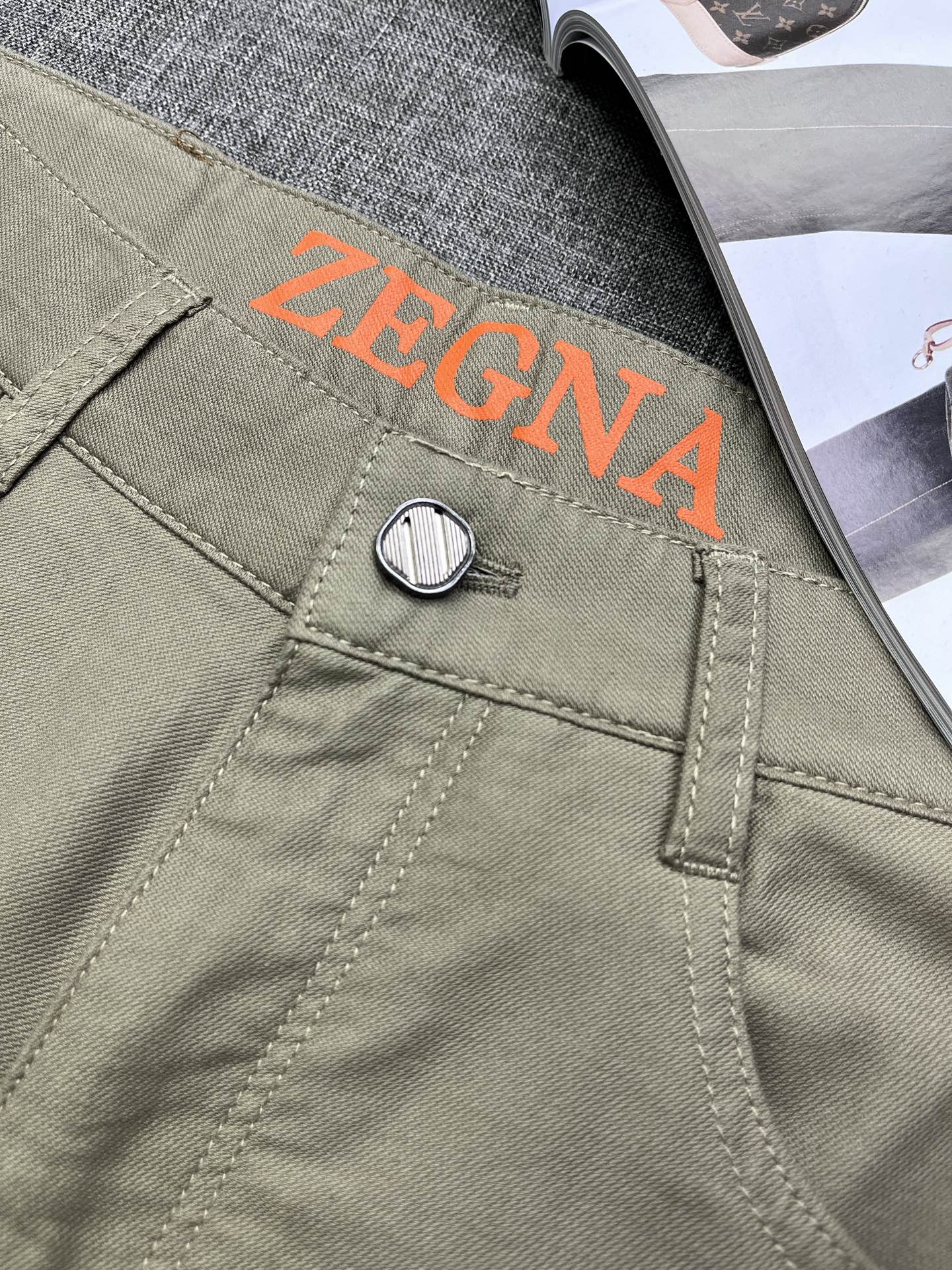 zegNA 杰尼亚 2026春夏新款休闲裤 面料微弹，设计干净利落剪裁，都市风十足 采用精纺面料手感软糯