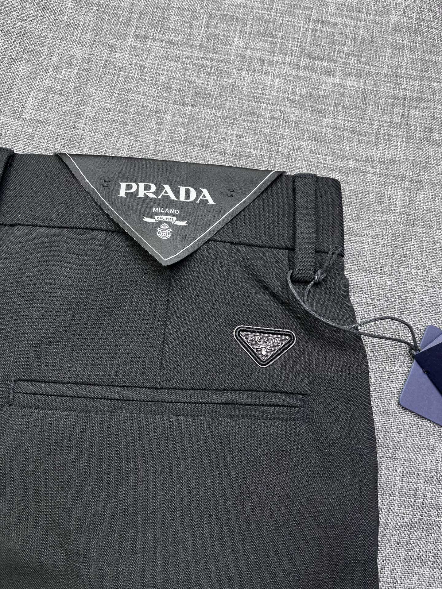 PRADA 普拉达26春夏新款高端休闲西裤，棉麻面料无弹，贸易公司渠道稀出，领先官网发售！既想要穿着舒适