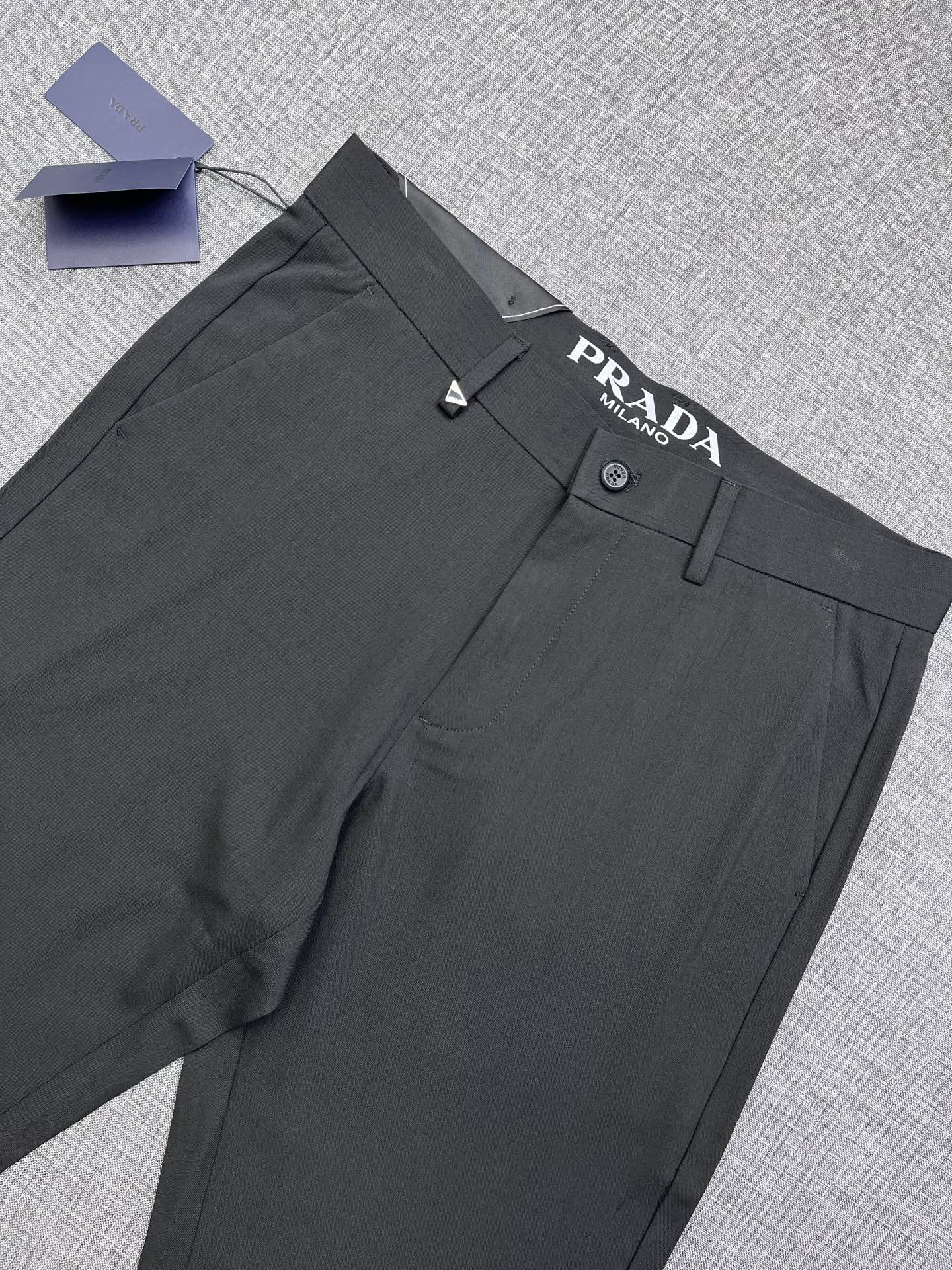 PRADA 普拉达26春夏新款高端休闲西裤，棉麻面料无弹，贸易公司渠道稀出，领先官网发售！既想要穿着舒适