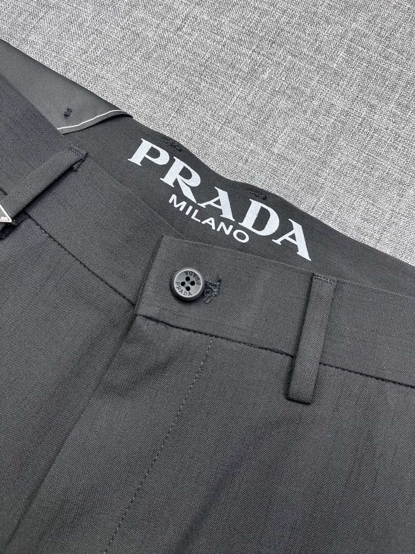 PRADA 普拉达26春夏新款高端休闲西裤，棉麻面料无弹，贸易公司渠道稀出，领先官网发售！既想要穿着舒适