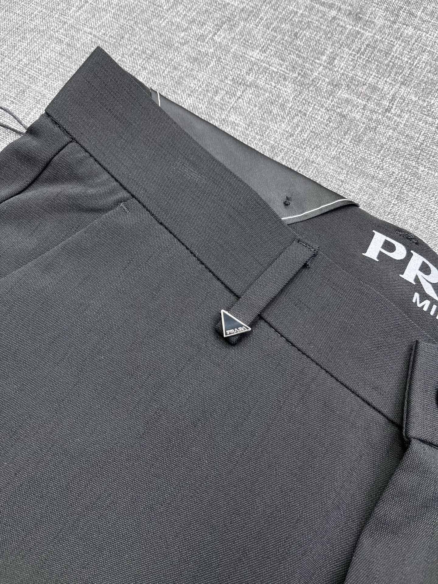 PRADA 普拉达26春夏新款高端休闲西裤，棉麻面料无弹，贸易公司渠道稀出，领先官网发售！既想要穿着舒适