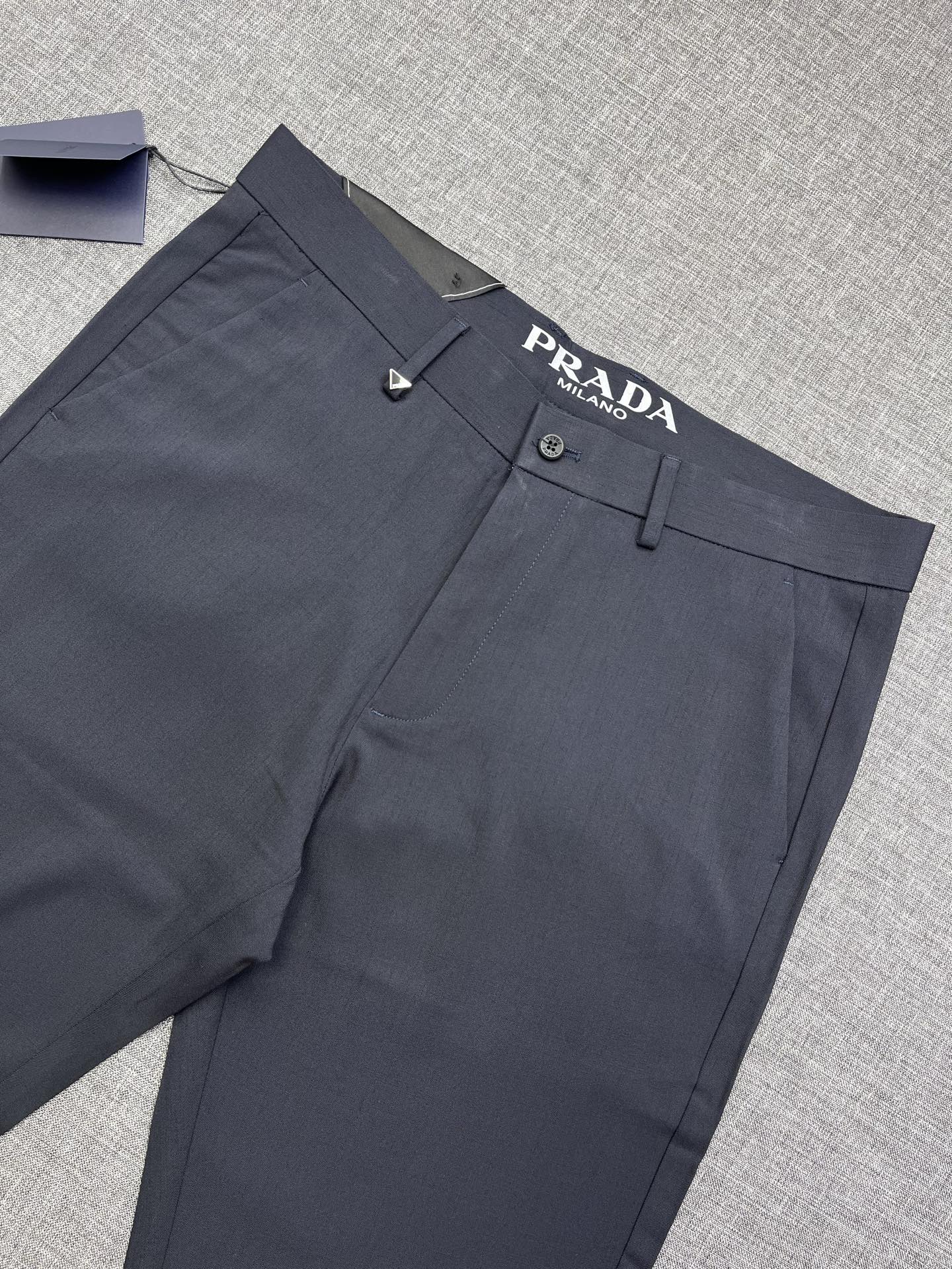 PRADA 普拉达26春夏新款高端休闲西裤，棉麻面料无弹，贸易公司渠道稀出，领先官网发售！既想要穿着舒适