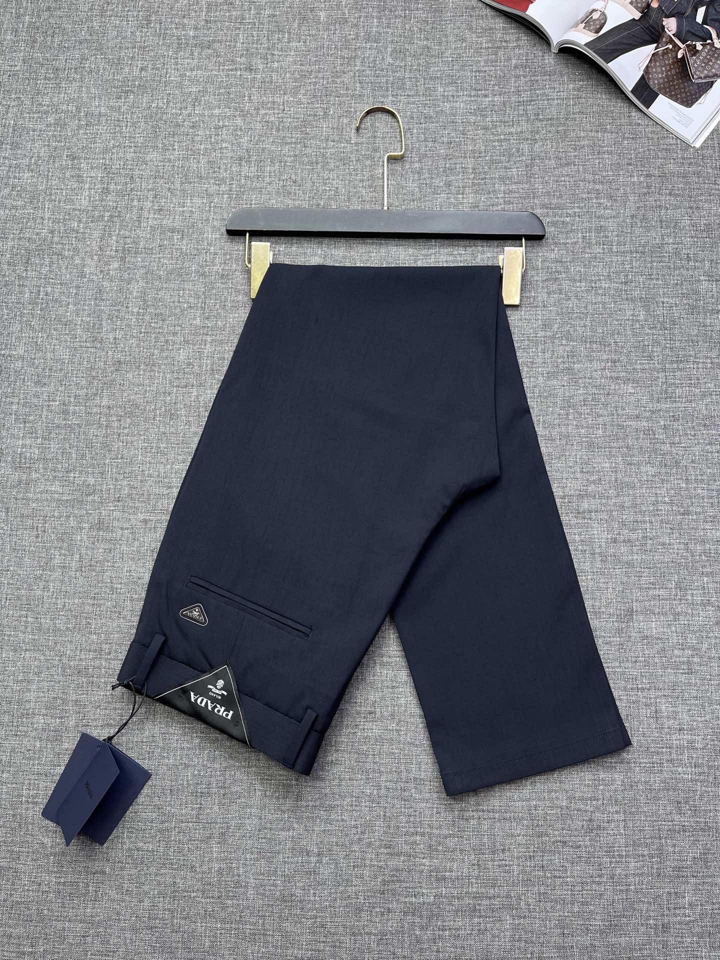 PRADA 普拉达26春夏新款高端休闲西裤，棉麻面料无弹，贸易公司渠道稀出，领先官网发售！既想要穿着舒适