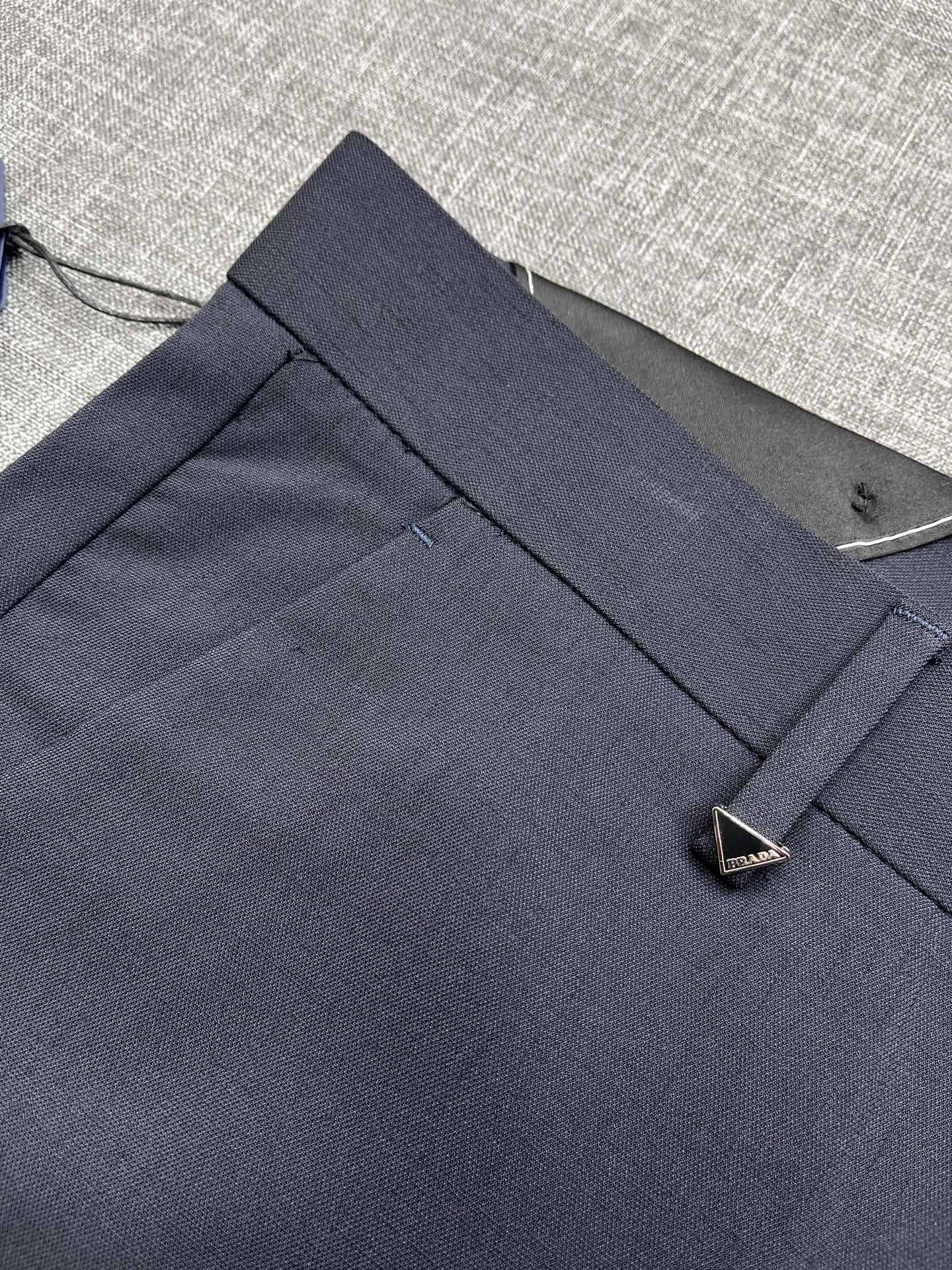 PRADA 普拉达26春夏新款高端休闲西裤，棉麻面料无弹，贸易公司渠道稀出，领先官网发售！既想要穿着舒适