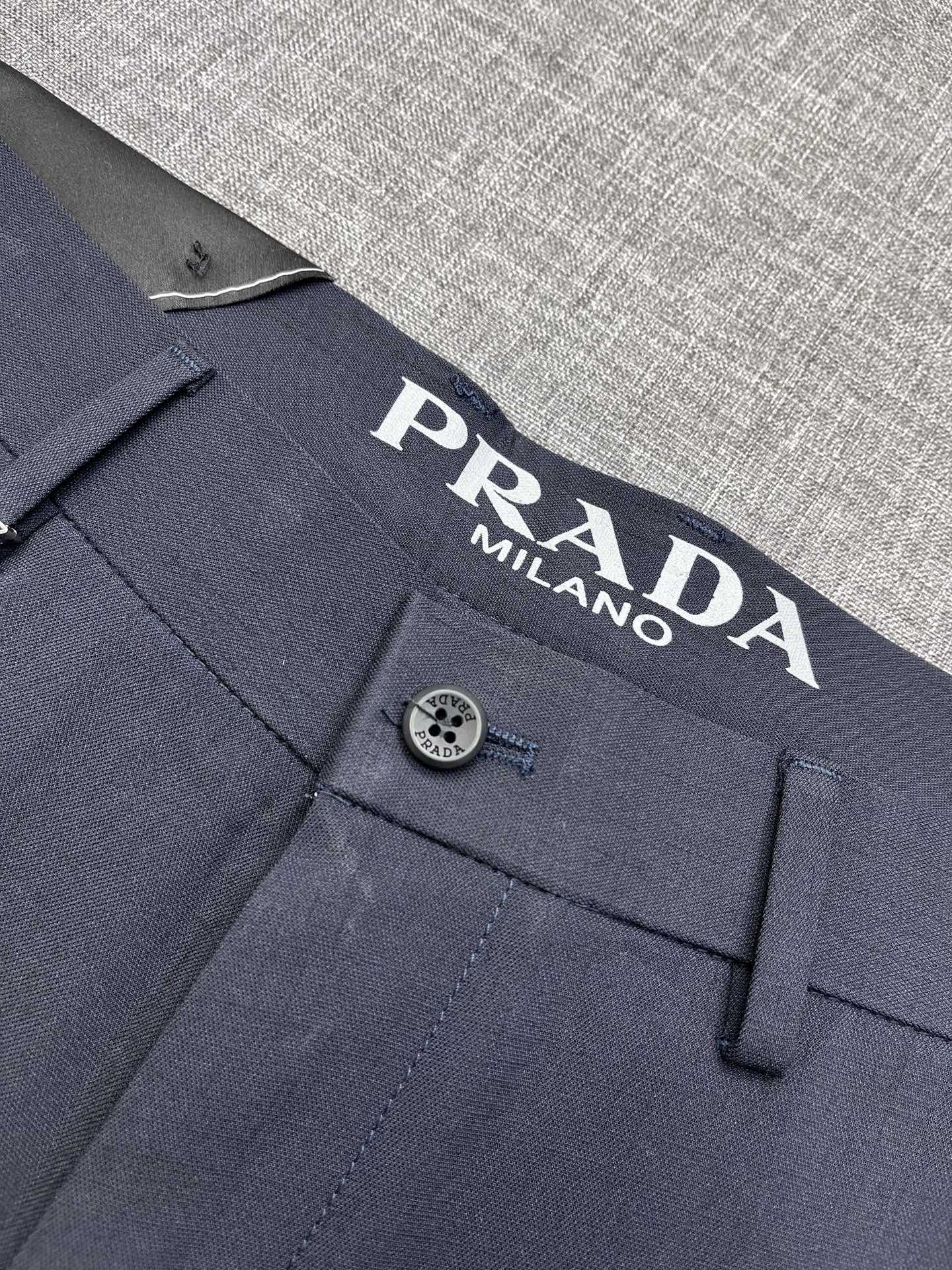 PRADA 普拉达26春夏新款高端休闲西裤，棉麻面料无弹，贸易公司渠道稀出，领先官网发售！既想要穿着舒适
