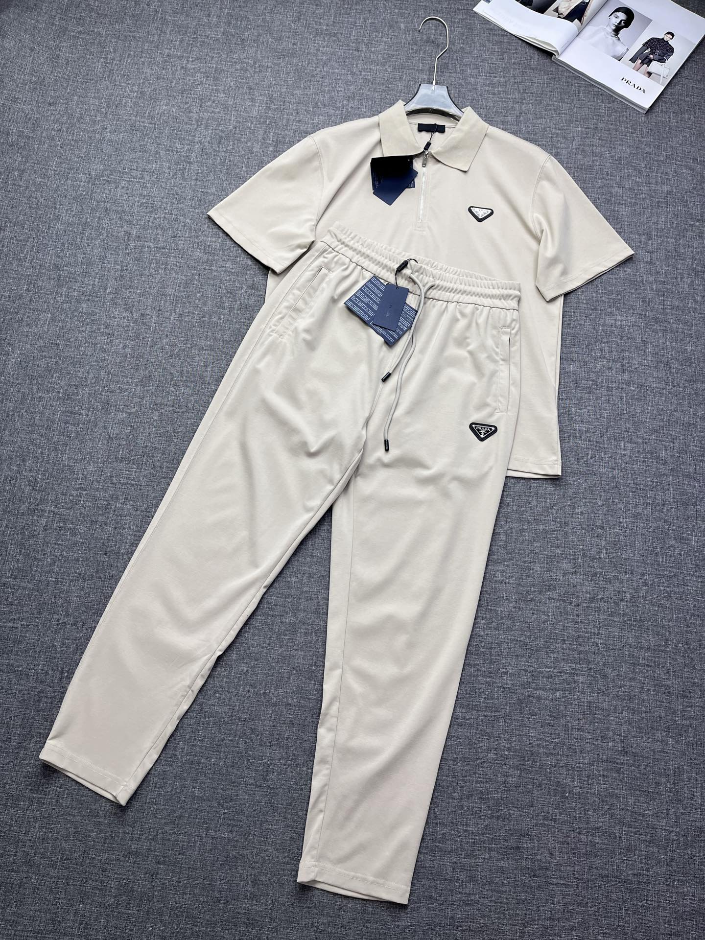 NO:845564,Short sleeves and trousers can be sold separately!  PRADA Prada's new P home leisure set!  26 new high-end casual series, exclusive to VIP counters!  As a technology leader in the clothing industry, fabrics will definitely amaze you!  The densely woven technical fabric provided by the customer has high drape, high wrinkle resistance, and a great hand feel!  It is comfortable to wear, with pure details. It is embellished with a newly designed LOGO on the chest. It is super personalized but not ostentatious. It is like the infinite charm hidden by a mature man. The three-dimensional tailoring is very good. The line workmanship is very good. The casual style is just right and the upper body effect is invincible. It is fashionable and stylish. It is the best for daily leisure sports. It is highly recommended to buy!  Size M- XXL,,prada,prada,T-shirt,19860909短袖 长裤 可拆卖！PRADA 普拉达新款P家休闲套套装！26款全新高级休闲系列,专柜VIP限定！作为服装界的科技大佬,面料绝对是让你惊叹的！客供密织科技面料,高垂感高抗皱,手感好到爆！穿着舒适,细节纯正,胸前采用全新设计的LOGO徽标点缀,超级个性却不张扬就像成熟男人隐藏的无限魅力立体剪裁,走线做工非常好,恰到好处的休闲风上身效果无敌棒,时尚大气超有范日常休闲运动都是最佳,强烈推荐入手！尺码M- XXL,,prada,prada,T-shirt,,Men's clothing