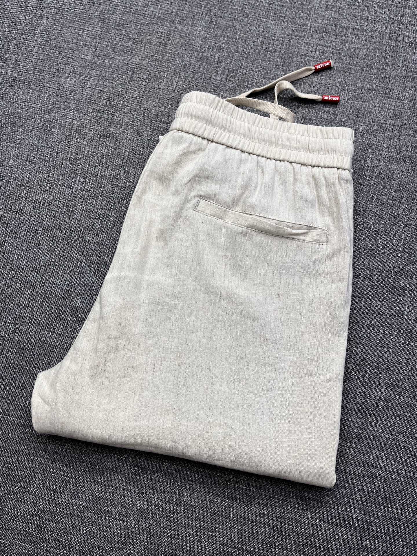 NO:838040,Kiton family men's high-end linen casual pants, sold through trading company channels, originally produced in Italy, new in 26 years, classic and luxurious!  !  In perfect condition!  It is known as a model in the fashion handicraft industry, a brand used by royal nobles and elites, and the first choice of Prince Charles, Putin and Wall Street financial giants. It is one of the world's top luxury men's clothing brands!  The overall design style follows the genes of the Ki family, a classic aristocratic old-money style. It is very sophisticated in terms of fabric selection and craftsmanship. It is low-key and luxurious, elegant and noble. Every detail proves the high-end sense of the brand itself. The iconic red buttons inject a subtle sense of fashion into the overall shape. The brand embroidery logo on the pocket and the leather tag on the back waist are perfectly combined, showing the taste in the details, and full of extra points!  The tailoring is perfect and the upper body effect is excellent. It can be matched with any top in the wardrobe. It has a wide range of compatibility. It has an invincible and versatile color system. The upper body is full of luxury and luxury. It conforms to the urban elitist life philosophy. It is the best trousers that can only be found but not sought after!  Size 30-38,,19860909Kiton 家族男士高端亚麻休闲裤,贸易公司渠道货,意大利原厂出品,26年新品,经典奢华之作！！品相完美如斯！ 被誉为时装手工界的典范,皇室贵族及精英御用品牌,查尔斯王子和普京及华尔街金融大鳄们的首选,属于全球顶级奢华男装品牌！ 整体的设计风格沿袭了Ki家族基因,经典贵族老钱风,在面料选取和工艺方面都相当考究,低调且奢华,优雅且高贵,每一个细节都在力证品牌自身的高级感,标志性红色纽扣为整体造型注入了微妙的时尚感,插袋处的品牌刺绣标识体及后腰皮牌完美组合,于细节之处彰显品位,十足的加分点缀！ 版型剪裁完美,上身效果绝佳,可横扫衣橱任何的上装搭配,兼容空间广泛,无敌的万能百搭色系,上身满满奢贵感,符合都市精英主义生活哲学,可遇而不可求的极品裤装！尺码30-38,,,Men's clothing