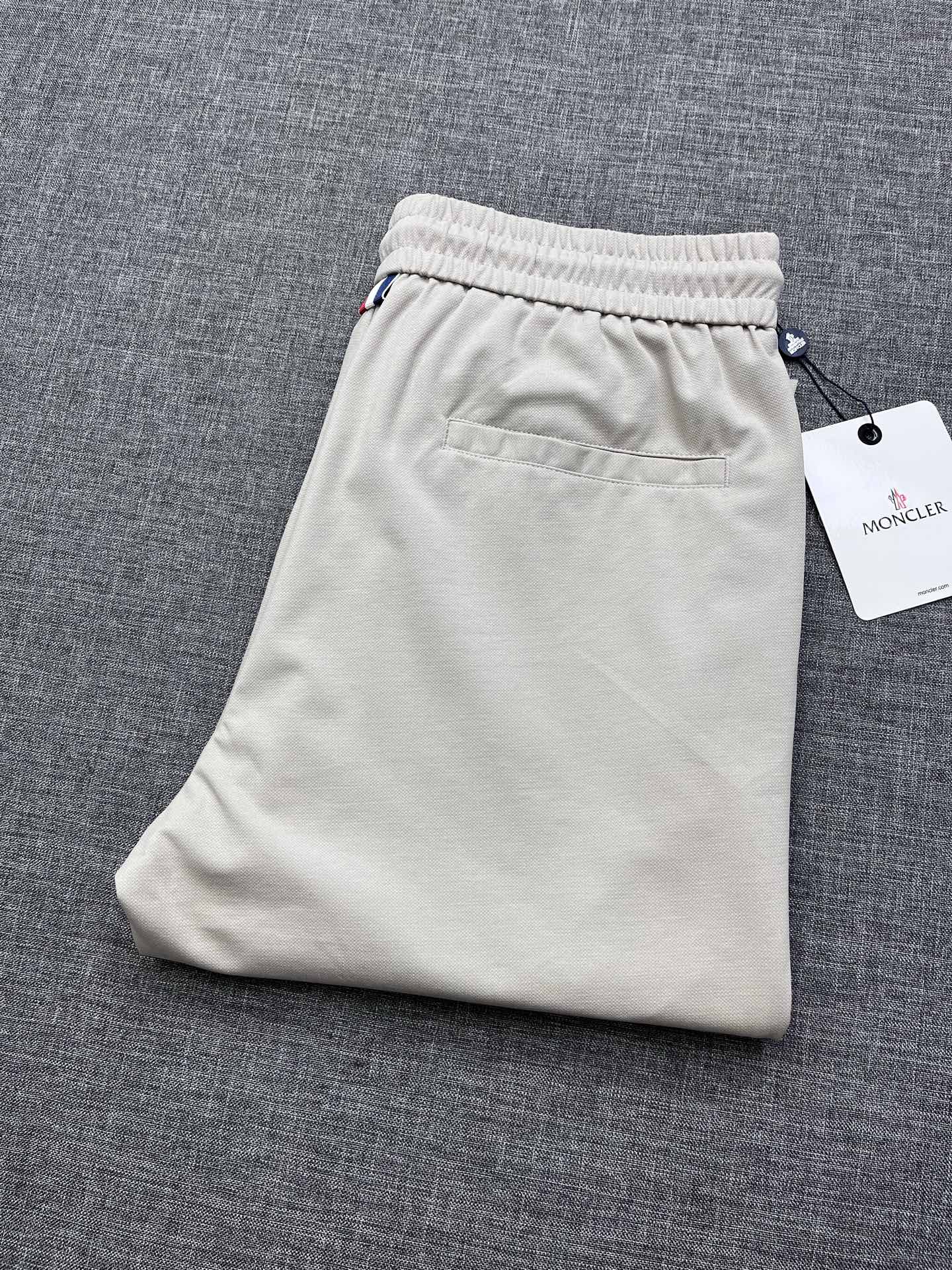 NO:838045,Mon Men's 2026 new men's casual pants, sold through trading company channels, 26F/W new products, high-end OEM in Mauritius, perfect appearance, officially announced models to wear single items, responsible for the ace-level hits every season, just like a classic signature textbook!  A pair of trousers with a strong P-family aesthetic tone. It is dominated by fabrics and quality, continuing the essence of normalized design. The label elements are perfectly embedded, which is a distinctive feature of identity and is quite recognizable!  The imported fabrics are supplied by customers. The fabrics have first-class texture, full elasticity, excellent stiffness and muscle feel. They are neatly cut and the upper body effect is excellent!  It can be matched with any top in the wardrobe. It has wide compatibility and can fully support matching items throughout the season. It can be used for both business, commuting and leisure. It can be satisfied with various daily outfits, and the upper body is full of style!  Size 30-38,,Moncler,19860909Mon 蒙口2026新款男士休闲裤,贸易公司渠道货,26F/W新品,高端毛里求斯代工出品,品相完美如斯,官宣模特穿搭单品,每一季的王牌级爆款担当,俨然属于经典招牌教科书般存在！极具P家美学基调的一款裤子,以面料和品质为主导,延续了常态化的设计精髓,标签化元素完美嵌入,属于身份的特色彰显,辨识度颇为鲜明！客供进口面料,面料质地一流,弹力十足,挺刮度与筋骨感极好,干练利落的裁剪,上身效果极好！可横扫衣橱任何的上装搭配,兼容性广泛,完全撑起整个季节搭配单品,商务通勤休闲兼备,满足于日常各种穿搭,上身型款十足！尺码30-38,,Moncler,,Men's clothing