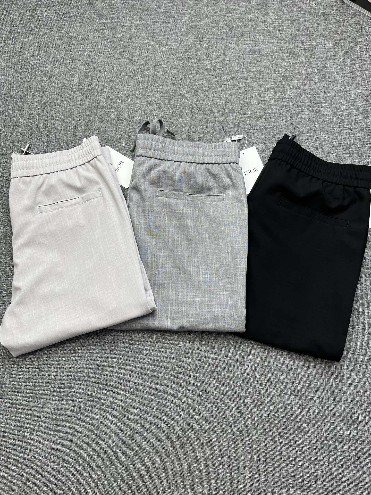 NO:838035,Dior men's fashionable business casual pants, top-notch Hong Kong imported goods, new summer style G cabinet, a must-have type for high-end elite businessmen, rare to find, platinum-level appearance!  A predictable best-selling item, this casual trousers is dominated by fabrics and craftsmanship. It abandons the previous style and tone and takes a minimalist route. It is very pure, neat and clean, classic Narrow  Fit version, the color is light and sophisticated, restrained and stable, the calm and elegant high-end gray is easy to highlight the texture and is a color with wide compatibility. There are no restrictions on the level of wearability, it can be business or casual, fashionable, elegant and harmonious. Needless to say, black is a versatile and versatile combination.  Color, custom-supplied Egyptian long-staple cotton, non-elastic fabric, excellent tactile experience, unique stiffness, first-class tailoring, extremely smooth and perfect lines, impeccable details, exquisite hand-made production, powerful flaunting of identity, strong overall sense of quality, a must-have trousers for men!  Size 30-38,,dior,dior,19860909Dior 迪奥男士时装商务休闲裤,顶级香港洋行货,夏款Ｇ柜新品,高端精英商务必入的类型,可遇而不可求,白金级品相！可预测性的爆卖单品,以面料和工艺为主导的一款休闲西裤,摒弃了以往的风格与基调,走了极简的路线,非常纯粹且利落干净,经典Narrow Fit版型,配色轻熟内敛稳重,沉稳大气的高级灰,极易凸显质感亦是兼容性广泛的配色,穿搭性方面驾驭层次不受局限,即可商务也可休闲时髦,亦庄亦谐,黑色无需多言,万能百搭的配色,客供埃及长绒棉,面料无弹,触感体验极佳,挺刮度自成,剪裁一流,线条感极致流畅完美,细节无可挑剔,精湛的手工参与制作,有力的标榜了身份,整体品质感极强,男士必入的裤装！尺码30-38,,dior,dior,,Men's clothing