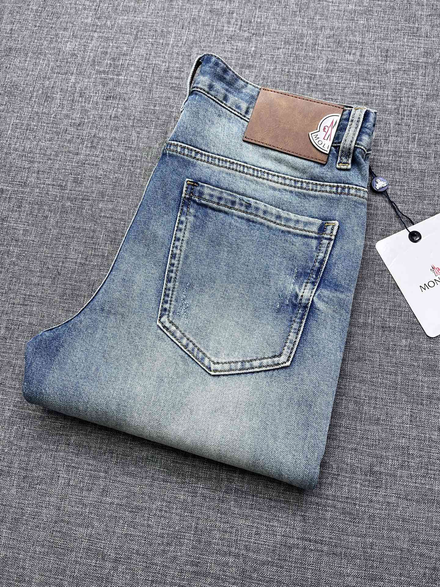 NO:832943,Monc..26 new men's series small straight jeans, the main line of high-end ready-to-wear, super versatile!  Strong and capable lines, in line with men's favorite tones, very pure saturation, casual fashion, and a particularly retro accent. This type of item is invincible in terms of matching, and it interprets the versatility in place!  The classic Slim Fit series, the most representative evergreen type, is an official series that must be promoted every season. The design perfectly inherits and continues the design tone of the M family. It is simple and simple. There is no cumbersome embellishment in the whole body, and it is clean without any additional craftsmanship. It well maintains the genes and essence of the tannin itself. The black leather label embossed brand icon on the back waist is quite charming, effectively flaunting the brand identity, and is a symbol of quality!  The heavyweight denim fabric supplied by the customer is made in Japan. The texture is soft and hard, with a moderate texture and strong bones. It has high elasticity and is extremely comfortable for the upper body. The details are exquisite and elegant. The version is first-class. The upper body style is perfect. It is a perfect match for spring!  a size 29-38,,Moncler,jeans,19860909Monc蒙口..26年新款男士系列小直筒牛仔裤,高端成衣主线,超级百搭！硬朗干练的线条,符合男性最为心头好的色调,非常纯粹的饱和度休闲时尚,复古的腔调特别足,这样类型的单品在搭配上所向无敌,把百搭阐释到位！ 经典Slim Fit系列,最具代表性的常青类型,官方每季必主推的系列,设计方面完美继承和延续了M家的设计基调,以简示人,通体没有任何繁琐的点缀修饰,干净到无任何工艺附加,很好的保持了丹宁本身的基因和精髓,后腰部的黑色皮标压花品牌图标颇具韵味,有力标榜了品牌身份,属于品质的象征！ 客供日本制重磅丹宁面料,质地软硬适中筋骨感十足,高弹力,上身极致舒适,细节之处精致考究,版型一流,上身型款满分,春季的搭配神品级！a尺码29-38,,Moncler,jeans,,Men's clothing