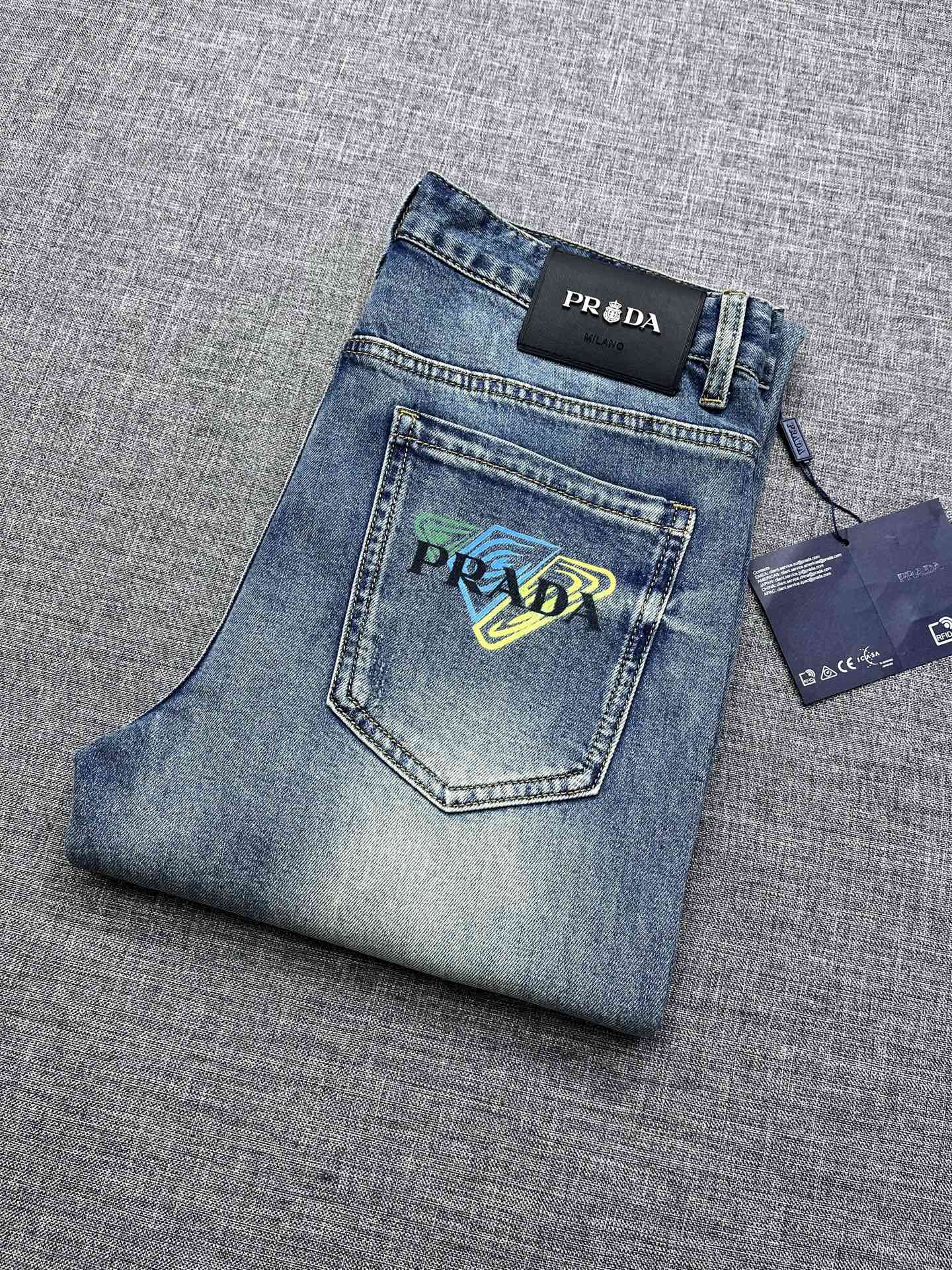 NO:832954,PRADA Produced by the Prada family, counter price + super soft washed jeans, rare goods ordered by trading companies in 2026, handsome upper body, small straight design, slim tailoring, men's top casual cotton!  High-end stretch all-season versatile commuter denim men's pants!  !  !  The style is extremely versatile, the fabric is stretchy, and the material is also very outstanding. It has a retro and old-fashioned style, and the thick fabric is suitable for wearing in all seasons. It is an exclusive first-ever model in the industry. It is directly distributed to the list of famous stores. All major shopping mall counters in Guangzhou Taikoo Hui in HK are selling this style. In the future, you will see celebrities wearing it, and it is a versatile commuting style in all seasons!  !  !  These high-end slim fit stretch skinny jeans are versatile and comfortable, noble and limited edition!  Pure foreign trade Prada main line ace trade goods, this batch is the only one, exclusive in the industry, shared with loyal fans all over the country, one configuration per person, the order quantity is very rare, those who know the goods hurry up and buy it!  Code number 29-38,,prada,prada,jeans,19860909PRADA 普拉达家族出品 柜价+ 超柔和水洗牛仔裤 2026罕见贸易公司订单牛货,上身爆帅,小直筒设计,修身裁剪,男款顶级休闲棉质！高端弹力四季百搭通勤牛仔男裤！！！ 款式极其的百搭,面料弹力,材质也十分出众,有点复古做旧的风格,厚面料适合四季穿着业内独家首发款,直接分配到名品店的单子,HK各大商场专柜广州太古汇都在热卖此款,后期你们会看到各路明星上身,四季百搭通勤款！！！这类高端的修身弹力紧身牛仔裤,百搭而且舒适,高贵而且限量！纯正外贸普拉达主线王牌贸易货,仅此一批,业界独家,分享给全国各地的忠实粉丝,人手一条的配置,订单量非常稀少、懂货们抓紧抢购吧！ 码数29-38,,prada,prada,jeans,,Men's clothing