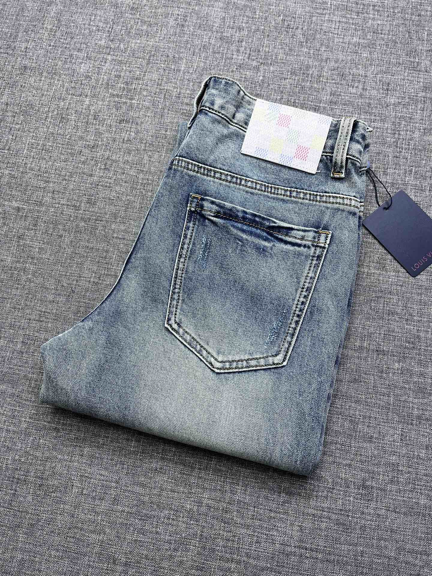 NO:832948,Donkey brand 1V men's 2026 new casual small straight jeans, heavy platinum level product, G cabinet same channel order, 7K+!  New spring and summer products, official album and poster outfit styles!  High-grade denim raw-color fabrics supplied by customers, using heavy-duty environmentally friendly plant enzyme washing technology. The texture has a light retro color, which is quite beautiful, and is very suitable for autumn and winter color matching. The fabric is soft and delicate after washing, but has a strong sense of bones and a slight stretch, providing an excellent comfortable experience. There is no damage to the whole body by any technological elements, and the purest tannin color is retained!  The details throughout the body are perfect, exquisite and sophisticated. The latest leather label on the waist highlights the brand's characteristics. The hardware accessories, leather label and wiring all reflect the craftsmanship!  The silhouette is perfectly tailored and has excellent butt lift and slimming effect. It can be easily matched with any top in the wardrobe. It has wide compatibility and is suitable for various daily wear. The upper body is full of style. It is a must-have trousers for those who are obsessed with quality control and LV!  Size 29-38,,louis vuitton,louis vuitton,jeans,19860909驴牌1V家男士2026新款休闲小直筒牛仔裤,重磅白金级臻品,G柜同渠道订单,7K+！春夏新品,官宣画册海报穿搭款！ 客供高级丹宁原色面料,重磅环保植物酵素水洗工艺,肌理有着淡淡的复古色彩,相当漂亮,极符合秋冬季配色,面料经过水洗后柔软细腻,但筋骨感极强,且略带弹力,提供了绝佳的舒适体验,通身无任何工艺元素破坏,保留了最纯粹的丹宁本色！通身细节完美如斯,精湛且考究,最新的腰部皮标彰显了品牌特质,五金配件、皮标、走线无不体现出匠心工艺！版型剪裁完美,提臀修身效果绝佳,可轻松横扫衣橱任何的上装搭配,兼容性广泛,满足于日常各种穿搭,上身型款十足,于品质控及LV迷控者必入型裤装！尺码29-38,,louis vuitton,louis vuitton,jeans,,Men's clothing