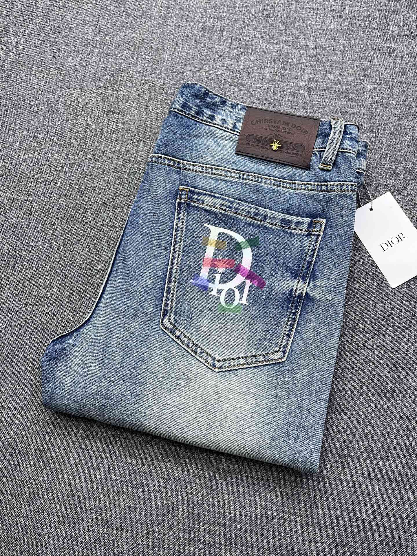 NO:832967,Dior's 2026 spring and summer new small straight jeans are high-end and elegant, full of fashion elements. Original jeans. A century-old luxury brand with a traditional British noble design style that has won the favor of countless people. The latest hot style. Versatile for work and commuting. No matter what occasion it is worn, it is the same luxury, high-end and high-end. The style design is the best. Imported original color denim high-elastic fabric is used. The color is very original. Only high costs can produce good products. The entire washing process is in line with environmental protection.  It has zero irritation to human skin. The pants are stylish and comfortable. They have the natural and casual characteristics of casual pants, perfect for both. The real thing is very beautiful, and the craftsmanship can be seen in the details. The details can show the quality of the big brand. I think such a feature is enough to make people excited. A super versatile basic style that everyone has one pair, great value for money!  Size 29-38,,dior,dior,jeans,19860909Dior 迪奥家2026春夏新款小直筒牛仔裤 高档大气,富有时尚元素 原单牛仔裤 百年奢侈品牌,极具英国传统高贵的设计风格,赢取无数人的欢心.最新爆款 上班通勤百搭 无论什么场合穿都一样奢华高端上档次 款式设计最一流 选用进口原色丹宁高弹面料 颜色非常正原色,高成本才能出好货,整个洗水工艺都是符合环保 对人体皮肤0刺激的,裤子有型又舒服 具有休闲裤自然随性的特色,完美兼备.实物非常漂亮,细节上可见工艺用心,细节都能彰显大牌的品质感.我觉得这样一条特色足以让人心动.超百搭基本款人手一条,超值性价比！尺码29-38,,dior,dior,jeans,,Men's clothing