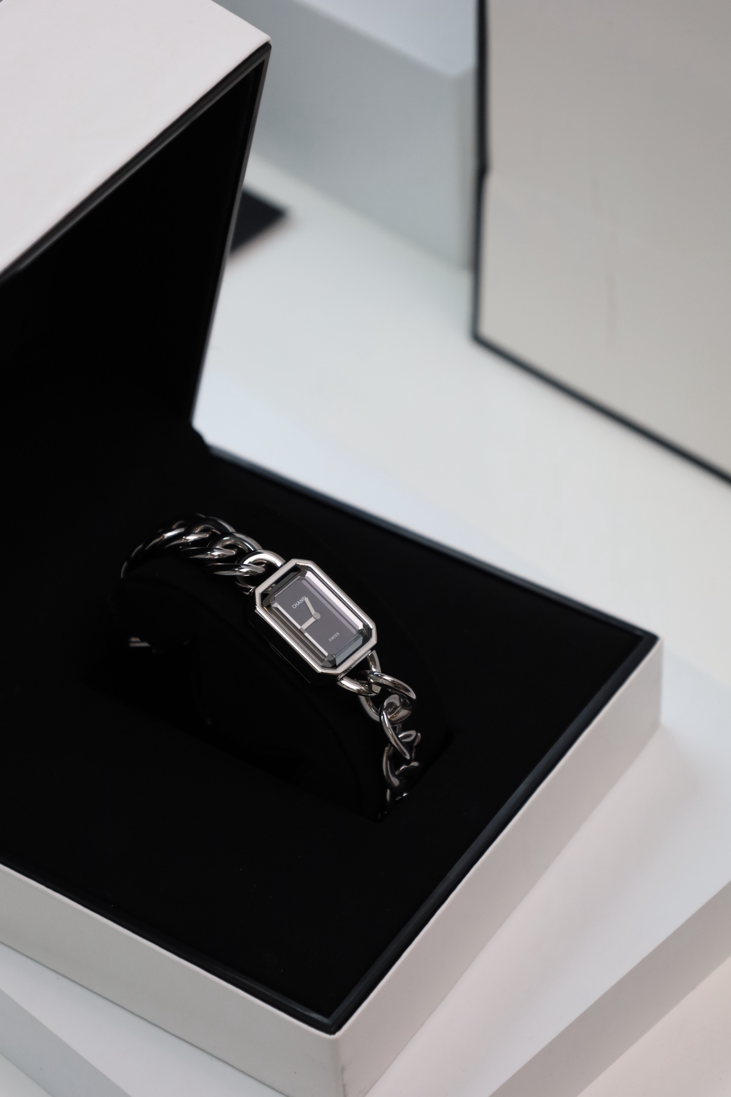 NO:617681,Jingyi/Son Yejin's same model Chan PREMIERE series Chanel Sugar Cube watch [original authentic Swiss movement, supports disassembly and inspection!  !  Two-year warranty for non-human factors] Reasons for selection 1. Official selling price of the official flagship model 2. Actors such as Zhang Jingyi and Son Ye-jin; 3. Original imported Lambda 1032-3 No. 3 tube metal machine, supports disassembly and inspection!  Two-year warranty for non-human factors!  !  4. The colorful shell dial and octagonal case are both a watch and a symbol of wealth on the wrist; 5. A sapphire mirror (as bright as new after being ravaged by sharp scissors); 6. It is not only an heirloom that can be passed down from generation to generation, but also a treasure watch that can be worn for ten or eight years and can be sold second-hand to make money!  7 Complete set of gift box packaging, whether you keep it for yourself or give it to others, it is a heavy and valuable gift; In 1987, CHANE launched the brand's first watch, PREMIERE. In French, PREMIERE means 'first, first-class'; it is also nicknamed the sugar cube watch, which is Chane!  The first small square watch, known as the most beautiful octagonal watch!  !  !  Because of its popularity, the price increases every year!  But every year there are more followers!  Not only is it the same model for many celebrities, it is also a classic watch that can be called a financial product. It has been rated as one of the 100 watches that must be purchased in life by watch experts!  !  !  It looks great when worn alone or mixed together. Its octagonal case is exactly the same as the No. 5 perfume bottle cap!  !  And its design is even known as the heartthrob in the medieval watch industry!  !  !  There is no second hand, numbers or time scales on the retro elegant dial. It is the ultimate elegance and comfort to feel the time as you like!  !  !  It is even rated as the best choice for entry-level fragrance!  !  1 [In terms of appearance] It comes with Chane’s advanced genes and is highly recognizable!  It is like the polygonal case design of the Place Vendôme in Paris, France, or the lines of Chanel No. 5 perfume viewed from the top of the cover; the polygonal gold-plated base, the mirror surface looks like an emerald-cut transparent gem covering it, this gem-like mirror design, extremely sporty pure lines; it is even more unique in temperament!  !  !  2 [Practicality] Many people love it, and a very important reason is that this watch is really worry-free to wear!  !  Because it uses a silver stainless steel chain strap and buckle design, it is not only very comfortable to wear, but the material is highly resistant to temperature changes and ultraviolet rays, and it is easy to take care of, which is very convenient!  !  3 [Classic Recognition] PREMIERE, as a representative work of the world's second-hand watches, is also the most recognizable watch of the Xiaoxiang family. It has the temperament and spirit of Chane. Wearing it is equivalent to wearing Chane's pioneering spirit and eternal classics on your hand!  !  [More details] Waterproof depth 30 meters, life waterproof Material 316L stainless steel Movement quartz movement Dial mother-of-pearl Dial outer ring 316L stainless steel Strap Silver stainless steel chain strap and buckle Size 26.1×20 Dial thickness 7mm,,chanel,chanel,chanel,gold plating19860909婧仪/孙艺珍同款Chan PREMIERE系列 香奈儿 方糖手表【原装正品瑞士机芯,支持拆机验货！！非人为因素质保两年】 甄选理由 1官方主打款官方售价 2有着张婧仪、孙艺珍等明星上身演绎； 3原装进口朗达1032-3三号管金机,支持拆机验货！非人为因素保修两年！！ 4炫彩贝表盘八角形表壳,是腕表更是戴在腕上的人间富贵； 5蓝宝石表镜（在尖锐的剪刀蹂躏下明亮如新）； 6它不仅是一块可以祖祖辈辈传承的传家宝,更是一只戴上十年八年,二手卖掉都能赚钱的宝藏手表！ 7全套礼盒包装,无论是自留,还是用来送人,它都是一份沉甸甸的贵重礼物； 1987年 CHANE推出了品牌的第1枚腕表PREMIERE法语里,PREMIERE是“第1、一流”的意思；它,又被昵称为方糖手表,是Chane！第一款小方腕表,被誉为最好看的八角腕表！！！因为人气极高,每年都在涨价！但每年都有更多追随者！它不仅是众多明星同款,更是一只堪称理财产品的经典腕表,并被腕表达人们评为人生必入的100只手表之一的腕表！！！作为单戴混搭都好看,它八角形的表壳与5号香水瓶盖如出一辙！！而它的设计,更是被称为中古表界的万人迷！！！复古优雅表盘上没有秒针没有数字也没有时标,随心感觉时间,是一种极致的优雅和惬意！！！它,更被评为入门小香的不二选择！！ 1【在颜值上】它自带Chane 高级基因,辨识度极高！犹如法国巴黎芳登广场多角造型的表壳设计,也像是香奈儿五号香水从盖顶俯瞰的线条；多角形的镀金底座,镜面像是一个祖母绿切割的透明宝石覆盖其上,这个犹如宝石一般的镜面设计,极富运动感的纯粹线条；气质上更是独一无二！！！ 2【实用性上】很多人爱它,很重要一个原因,就是这款表戴起来真的十分省心！！因为它采用的是银色精钢链条表带和表扣设计,不仅戴起来很舒适,材质对温度变化和紫外线耐受性很高,平时也好打理,非常方便！！ 3【经典辨识度】 PREMIERE作为全球中古腕表的代表之作,也是小香家族最具识别性的一款腕表,它极具Chane的气质与精神,戴上它,就等于把Chane的先锋精神和永恒经典戴在了手上！！【更多细节】 防水深度30米生活防水 材质316L精钢 机芯石英机芯 表盘珍珠贝母 表盘外圈316L精钢 表带银色精钢链条表带和表扣 尺寸26.1×20 表盘厚度7mm,,chanel,chanel,chanel,gold plating,Watch