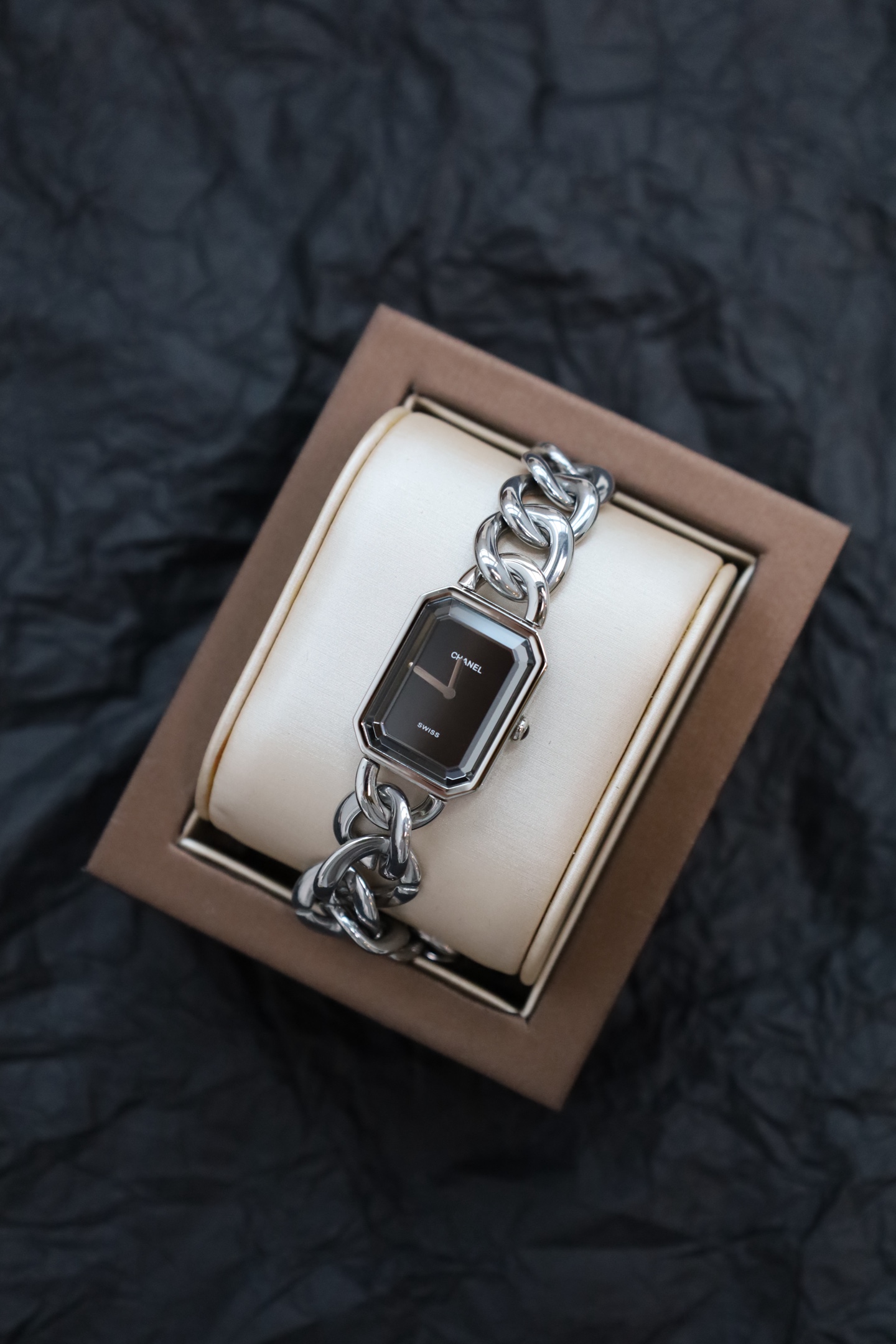 NO:617700,[Excellent beauty] Chanel's high appearance and minimalism show the beauty of simplicity and luxury!  As the most recognizable watch of the Xiaoxiang family, the mirror looks like an emerald-cut transparent gem covering it. The gem-like mirror design, coupled with luxurious natural mother-of-pearl, fully demonstrates the beauty of women!  ,,chanel,chanel19860909【绝美颜值】香奈儿 高颜值与极简,尽显简约奢华之美！作为小香家族最具识别性的一款腕表,镜面像是一个祖母绿切割的透明宝石覆盖其上,犹如宝石一般的镜面设计,再搭配奢华的天然贝母,尽显女性之美！,,chanel,chanel,Watch