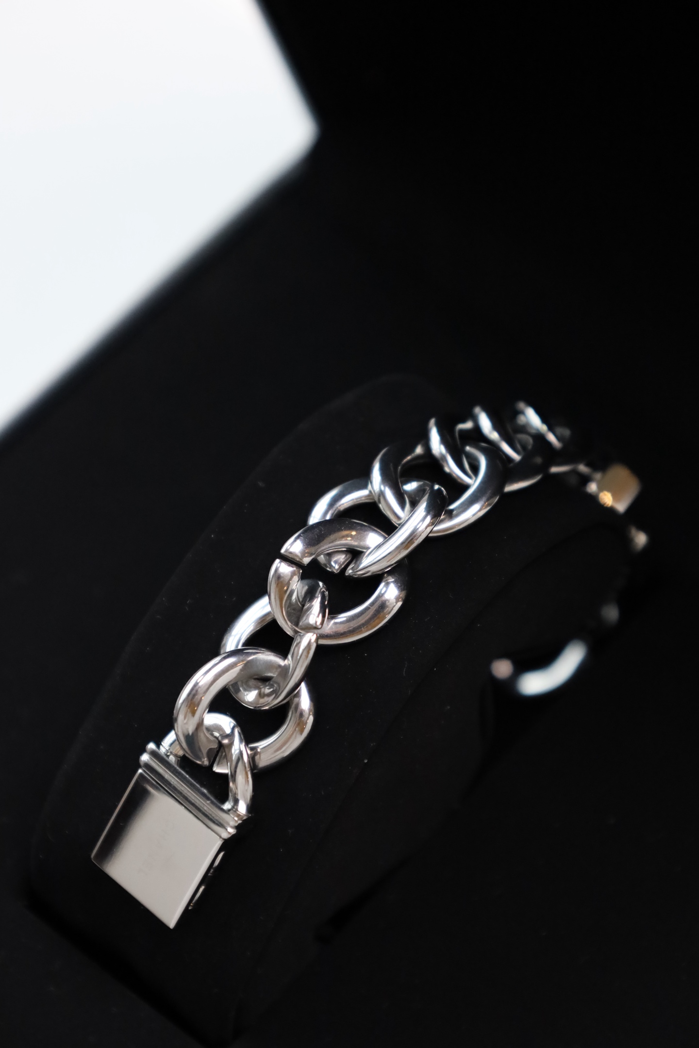 NO:617686,[High-grade 316 stainless steel chain] Chanel Its case and strap are made of high-grade 316 fine steel. The round and full design of the strap and case has an extra layer of silver plating on the outer layer. It not only has good gloss, but is also more wear-resistant and durable!! The combination of the high-grade shiny metal and silver stainless steel chain strap and buckle shows how elegant it is! No matter what the occasion, when you wear it, time will seem to flow slower, and your every move will appear extraordinary!!  Everything is in the pictures, every picture is Chan!  The best interpretation of nobility!  ,,chanel,chanel19860909【高级316精钢链条】香奈儿 它的表壳和表带,采用高级316精钢材质,圆润饱满的表带和表壳设计外层多加了一层镀银,它不但光泽度好,更耐磨耐用!!有着高级光泽的金属和银色精钢链条表带和表扣相搭配就知晓它有多雅致!! 不管任何场合,戴上它仿佛时间都会流淌得慢一点,举手投足尽显卓尔不凡!! 一切都在图里,每一张都是Chan！高贵的最佳诠释！,,chanel,chanel,Watch