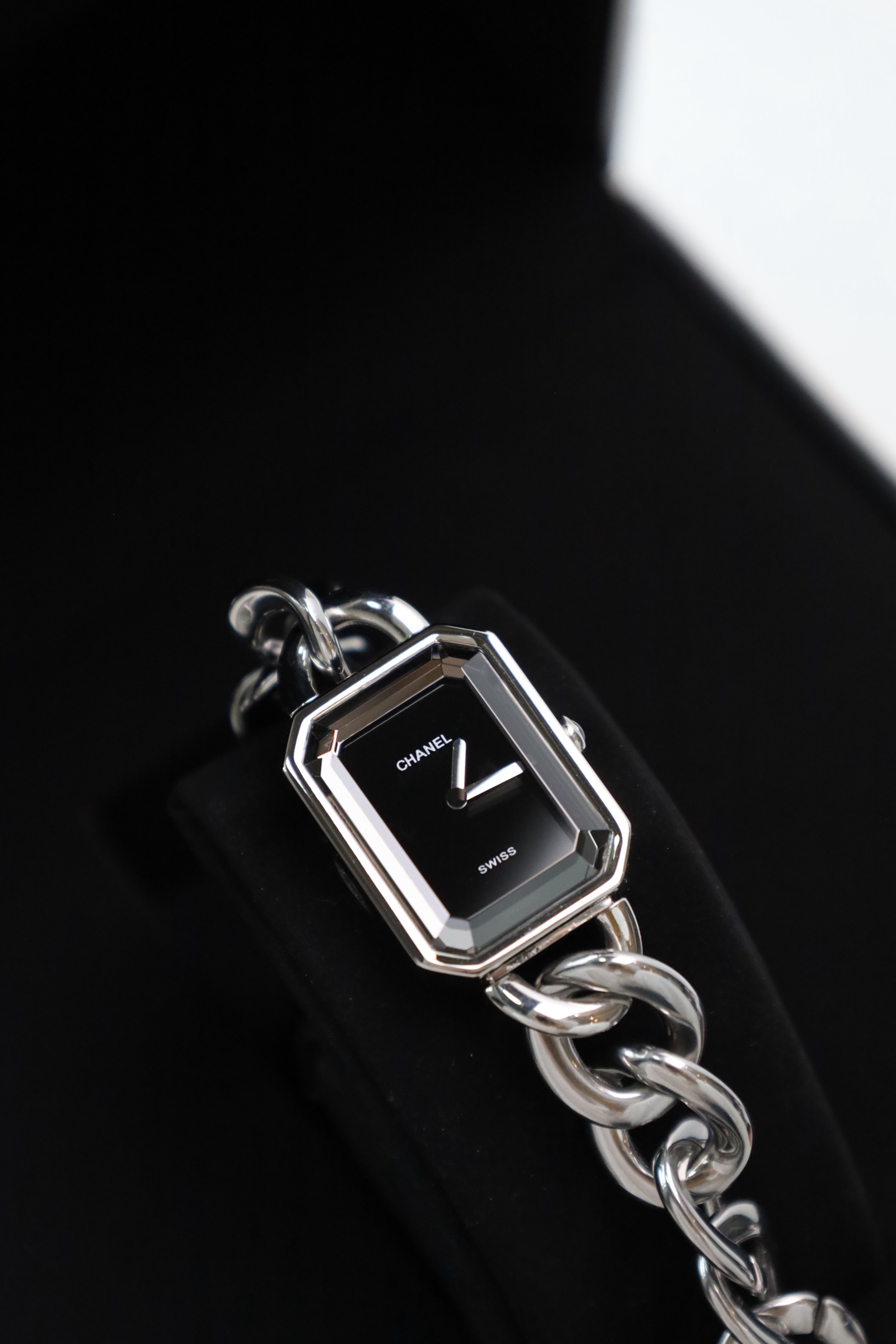 NO:617691,The luxurious natural mother-of-pearl in the dial, Chanel, exudes charming colorful light from different angles! The white mother-of-pearl dial is like pure moonlight, lighting up the entire dial, and adding a bit of luxury and beauty to the entire watch. It is convenient and practical at the same time, wearing it on the hand, every gesture, giving people a sense of infinite luxury!! The colorful mother-of-pearl dial octagonal case is a watch and a worldly wealth worn on the wrist, chanel19860909表盘内奢华的天然贝母,香奈儿 从不同角度看都散发着迷人的七彩光芒!白色的贝母表盘像洁的月光,点亮了整个盘面,又为整块手表增加了几分奢华美,方便实用的同时,戴在手上,举手投足间,给人的感觉就是无限高级感!! 炫彩母贝表盘八角形表壳,是腕表更是戴在腕上的人间富贵,,chanel,Watch