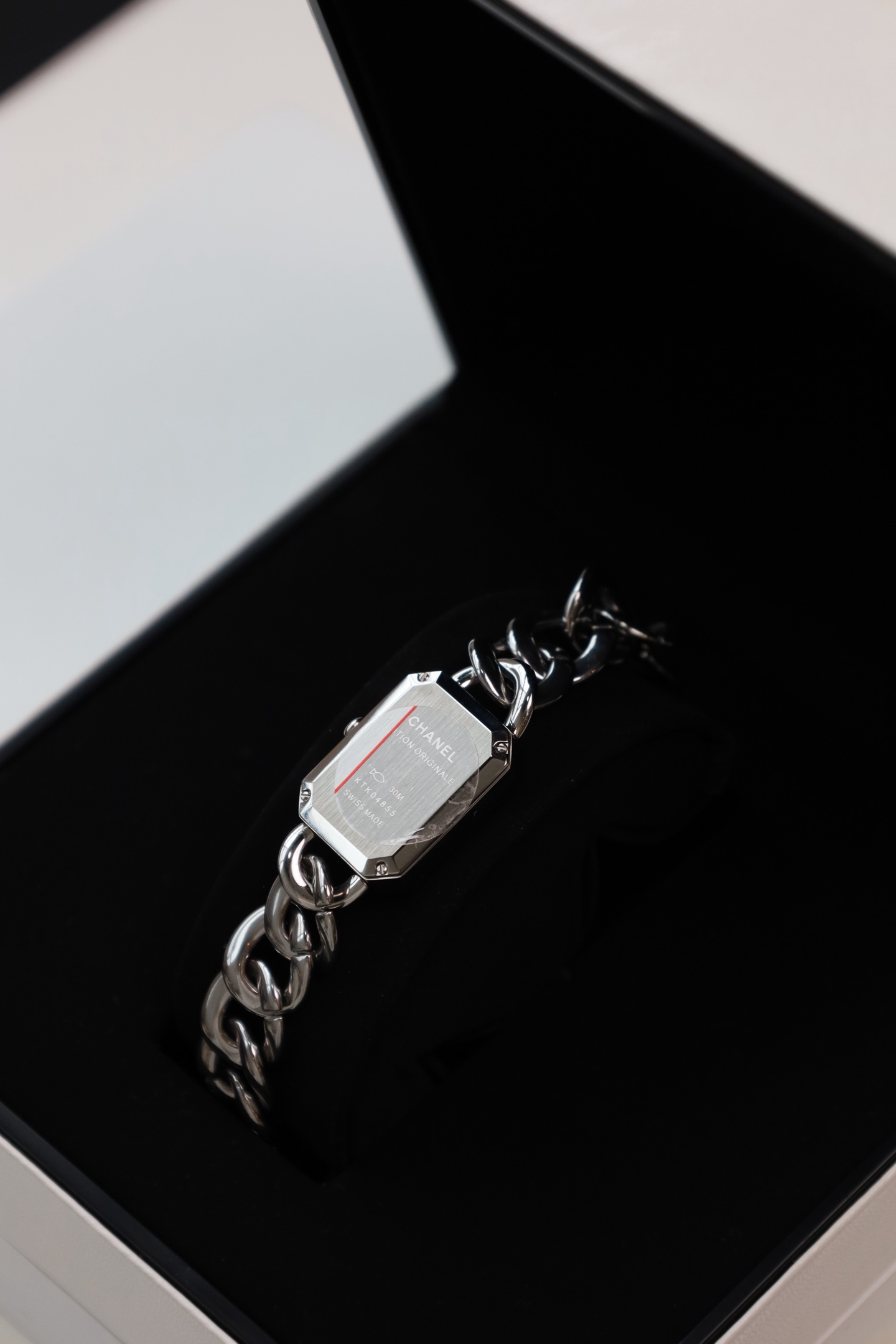 NO:617695,[CNC engraving and printing] Chanel As the most technical test of luxury goods, the engraving part of the entire watch uses the CNC engraving and printing process, which requires very high equipment and technology. This process is programmed and controlled by a computer. It is not only high-precision, but also has good stability. The smooth engraving conforms to the characteristics of Xiaoxiang's letters. The logo engraving must have depth! The concave and convex depth is accurate to 3 decimal places, and it is polished multiple times to give it a sense of refinement and high-end!!,,chanel19860909【CNC精雕雕刻印字】香奈儿 作为奢侈品最考验技术的工艺整只手表的刻字部分全部使用对设备和技术要求非常高的CNC精雕刻印工艺这种编程后由电脑控制加工的工艺,不仅精度高,稳定性好,行云流水的刻字符合小香字母特征的logo刻字,一定是有深度的!!精确到3位小数的凹凸深度,多次的打磨,才有的精致与高级感!!,,chanel,Watch