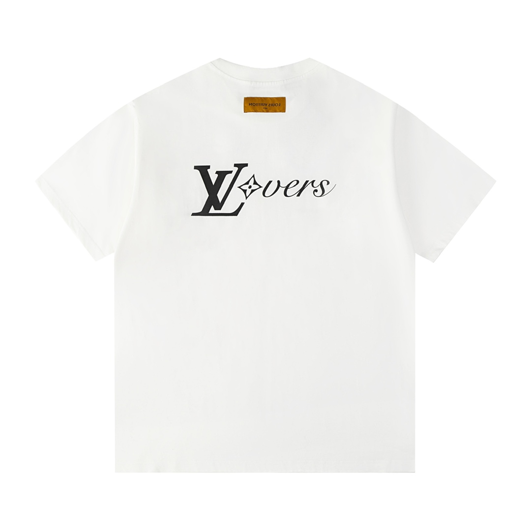 P69💰
LOULS VUlTTOV▪LV路易威登 25ss早春新款百搭短袖T恤男女同款！！ 品牌特色印花设计！厚板立体！特供面料！加上紧密纺纱工艺又使面料光滑紧密得到整体面料的高级感，大牌专业提供，质量绝对保证。衣服偏厚使整体高透气和柔软性的质感更加凸显，饱满的棉质感引起极度舒适。这件T恤非常适合炎炎夏日，低调而不失时尚感，耐洗性能高。整件衣服的做工完美体现出品牌的设计理念和精良的制作工艺。


颜色：黑色 白色 

Size: xs-l

胸围116 120 124 128
肩宽51 52 53 54
衣长73 75 77 79
（l最大穿210斤宽松）