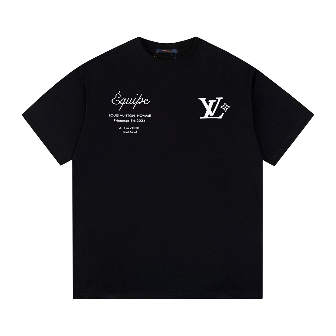 P69💰
LOULS VUlTTOV▪LV路易威登 25ss早春新款百搭短袖T恤男女同款！！ 品牌特色印花设计！厚板立体！特供面料！加上紧密纺纱工艺又使面料光滑紧密得到整体面料的高级感，大牌专业提供，质量绝对保证。衣服偏厚使整体高透气和柔软性的质感更加凸显，饱满的棉质感引起极度舒适。这件T恤非常适合炎炎夏日，低调而不失时尚感，耐洗性能高。整件衣服的做工完美体现出品牌的设计理念和精良的制作工艺。


颜色：黑色 白色 

Size: xs-l

胸围116 120 124 128
肩宽51 52 53 54
衣长73 75 77 79
（l最大穿210斤宽松）