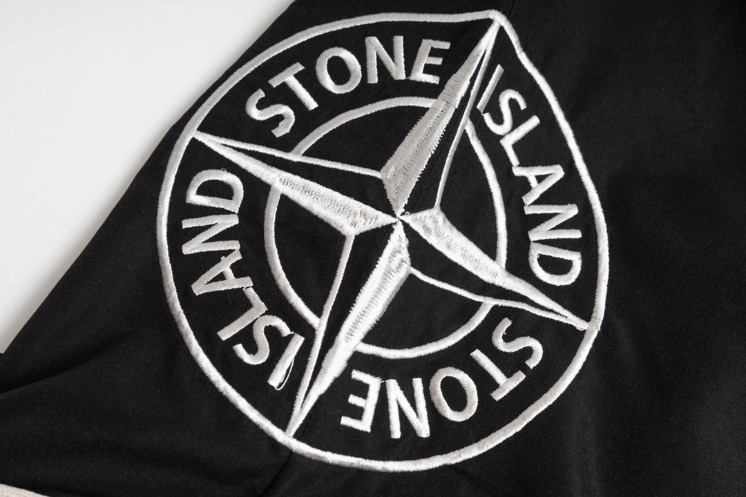 款M301  石头岛短裤🅿️80
Stone Island石头岛2024ss 夏款侧边罗盘大刺绣logo织带短裤 原版打造 基础百搭 全身撞色处理 情侣可搭 全身oversized立体裁剪 上身挺阔有型 进口百灵达三万针罗盘大刺绣 细节饱满 凸显高级 上身帅炸💥大厂做工 精湛走线 三标齐全 
Color：黑
Size：s～xl