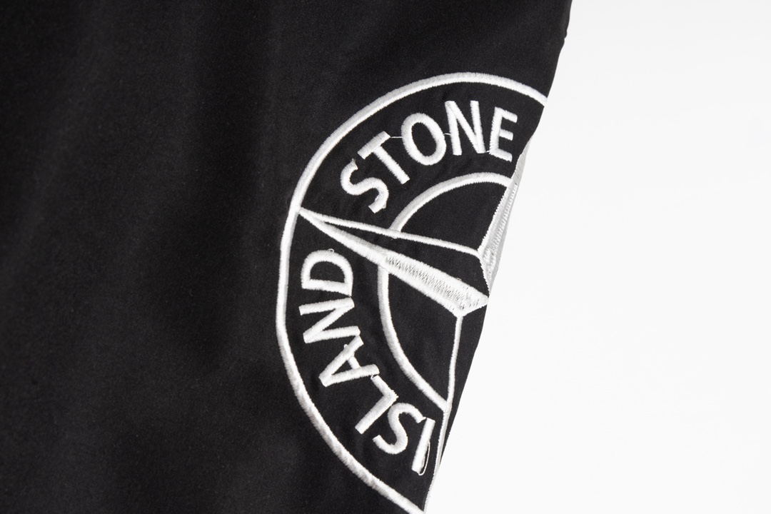 款M301  石头岛短裤🅿️80
Stone Island石头岛2024ss 夏款侧边罗盘大刺绣logo织带短裤 原版打造 基础百搭 全身撞色处理 情侣可搭 全身oversized立体裁剪 上身挺阔有型 进口百灵达三万针罗盘大刺绣 细节饱满 凸显高级 上身帅炸💥大厂做工 精湛走线 三标齐全 
Color：黑
Size：s～xl
